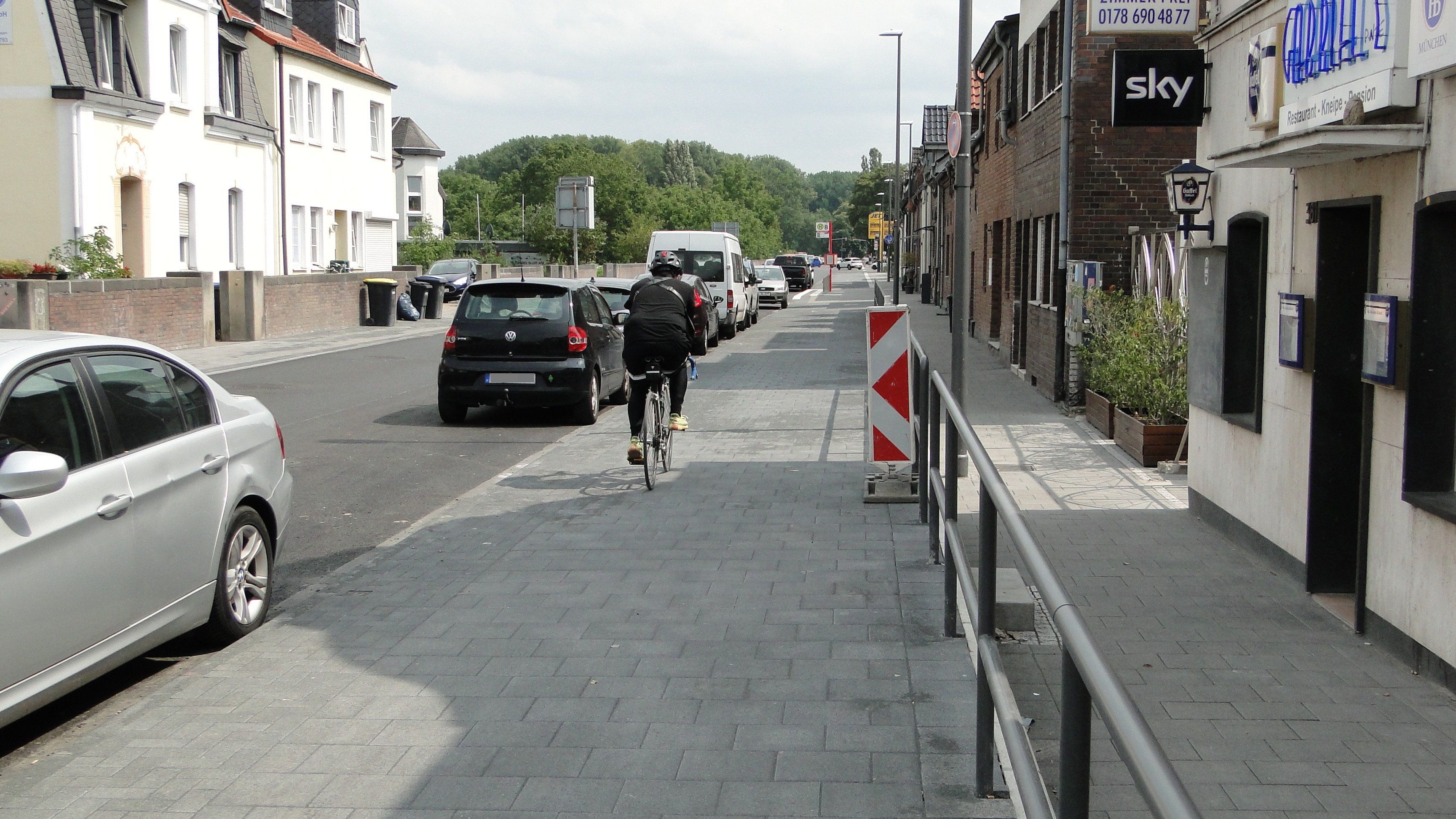Ein Radfahrer fährt auf der  Neusser Landstraße in Worringen, kurz nach Generalinstandsetzung (Abschnitt 1).