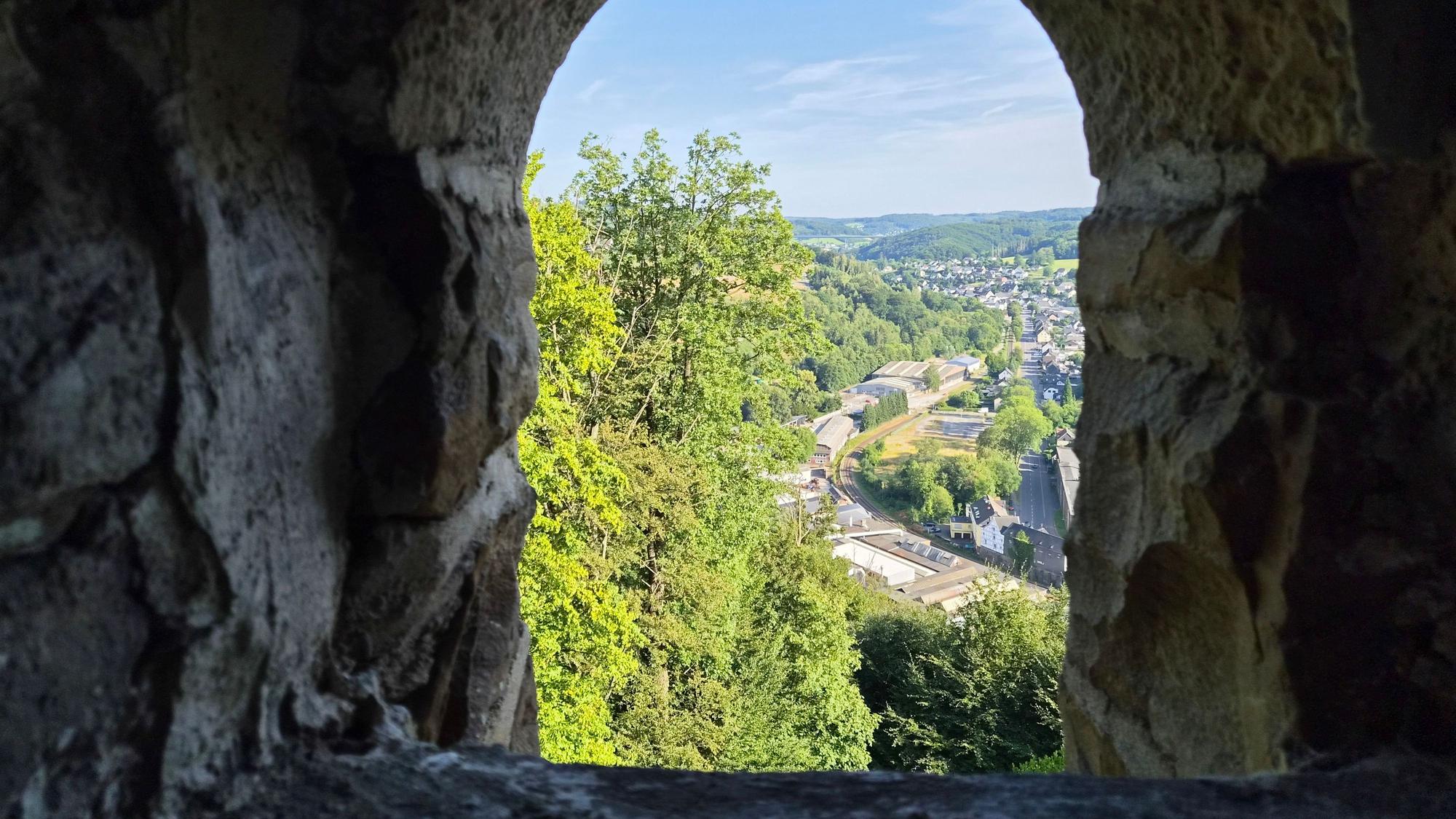 Blick ins Tal durch ein Fenster des Turms.