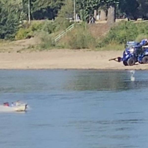 Ein Motorboot fährt kurz vor der Bombenentschärfung über den Rhein.