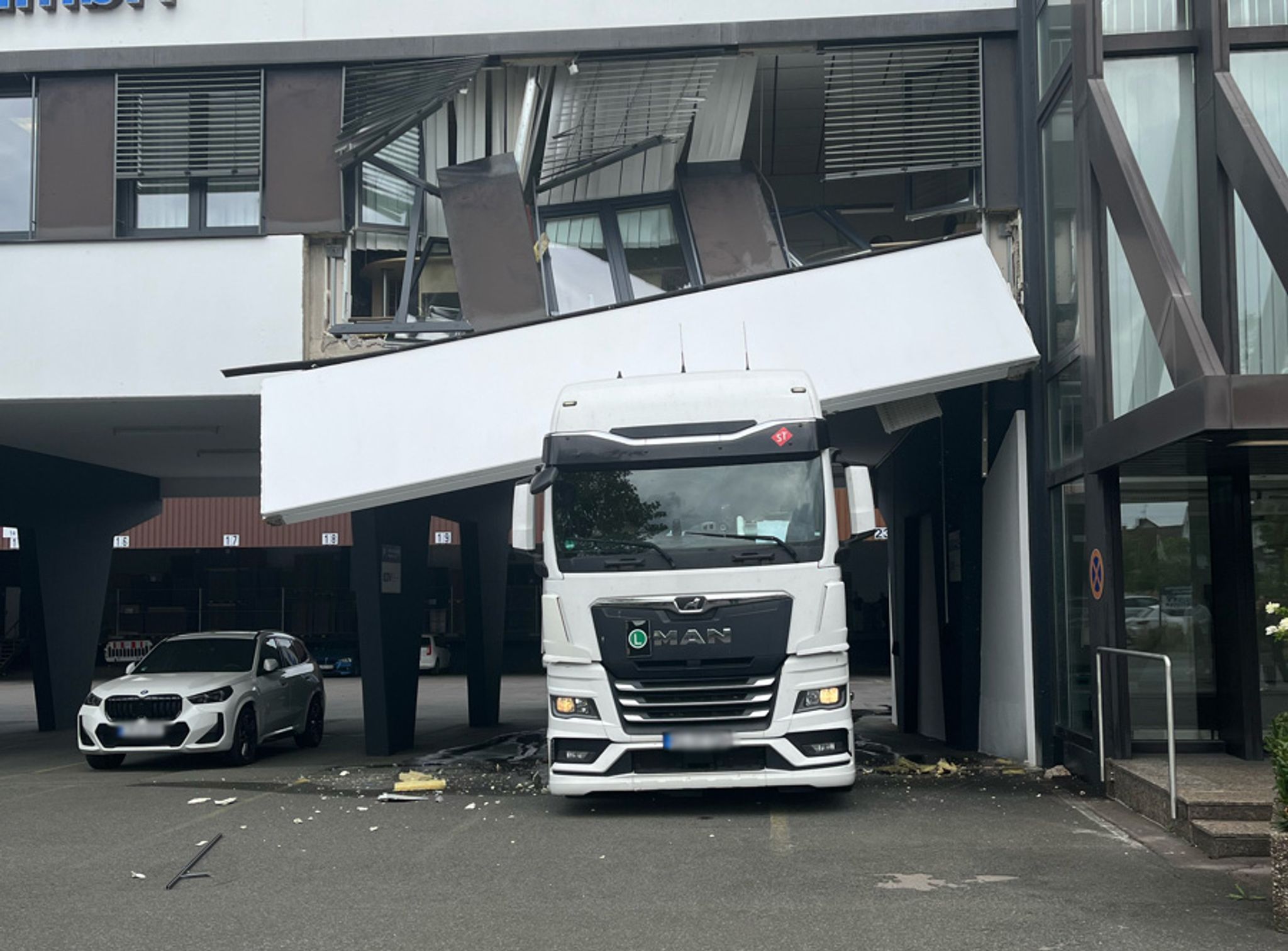 Lkw reißt Fassade herunter