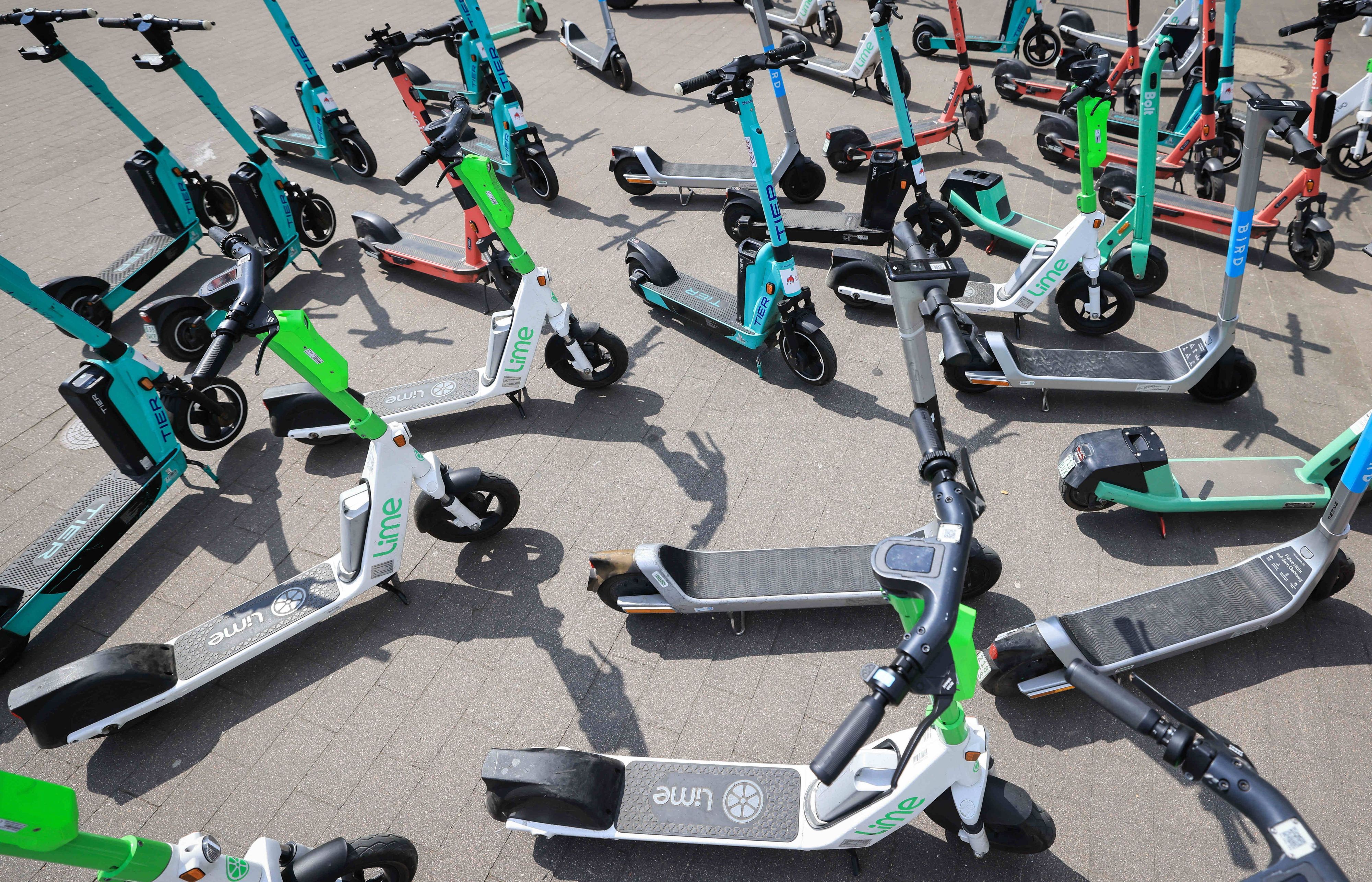 E-Scooter verschiedener Anbieter stehen kreuz und quer. (Symbolbild)