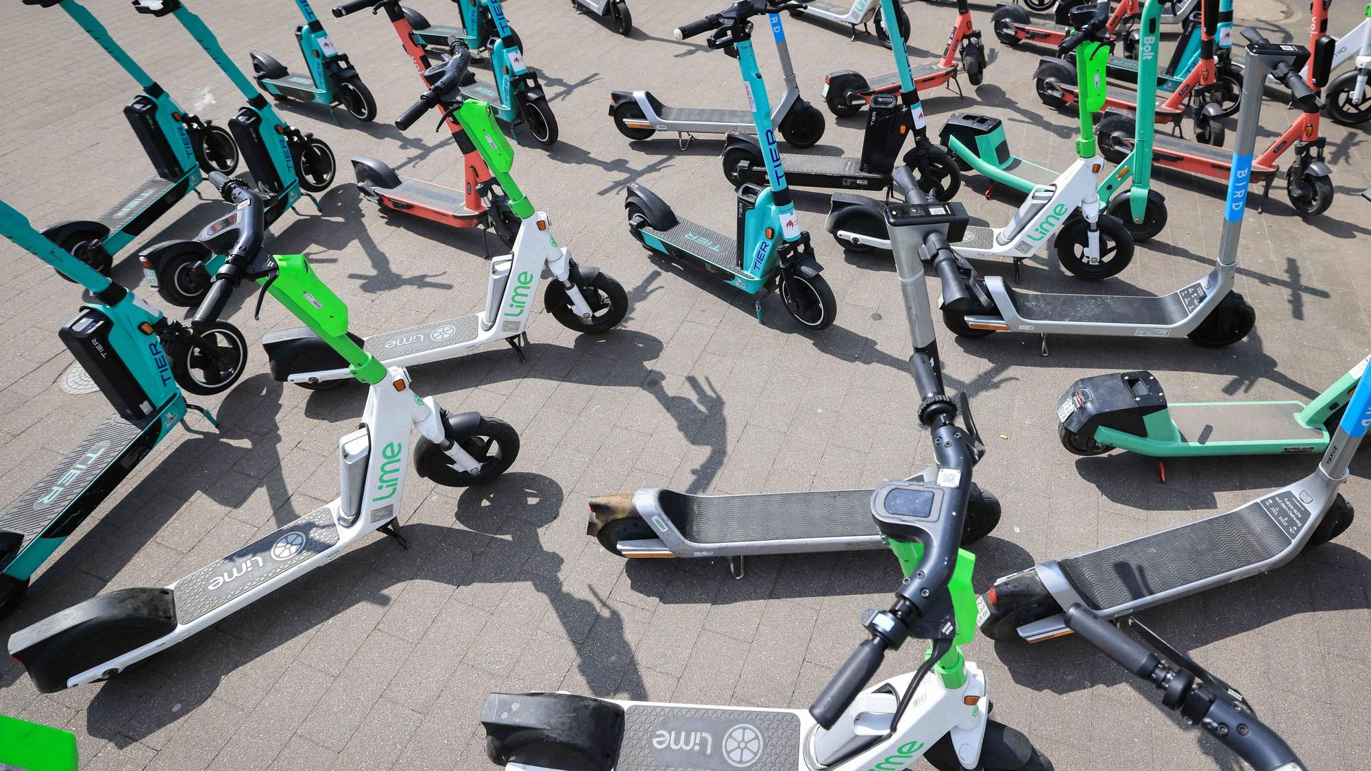 E-Scooter verschiedener Anbieter stehen kreuz und quer. (Symbolbild)