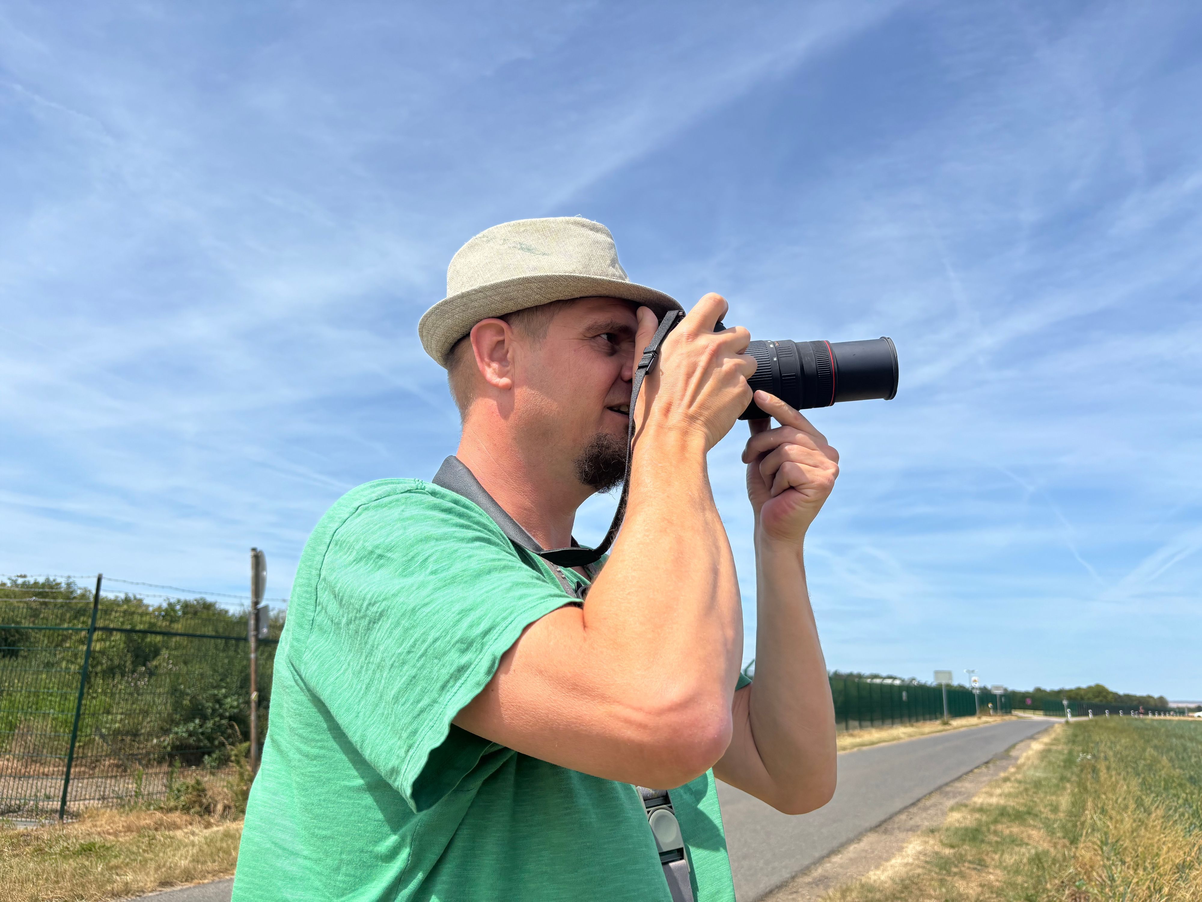 Das Foto zeigt einen Mann mit einer Kamera.
