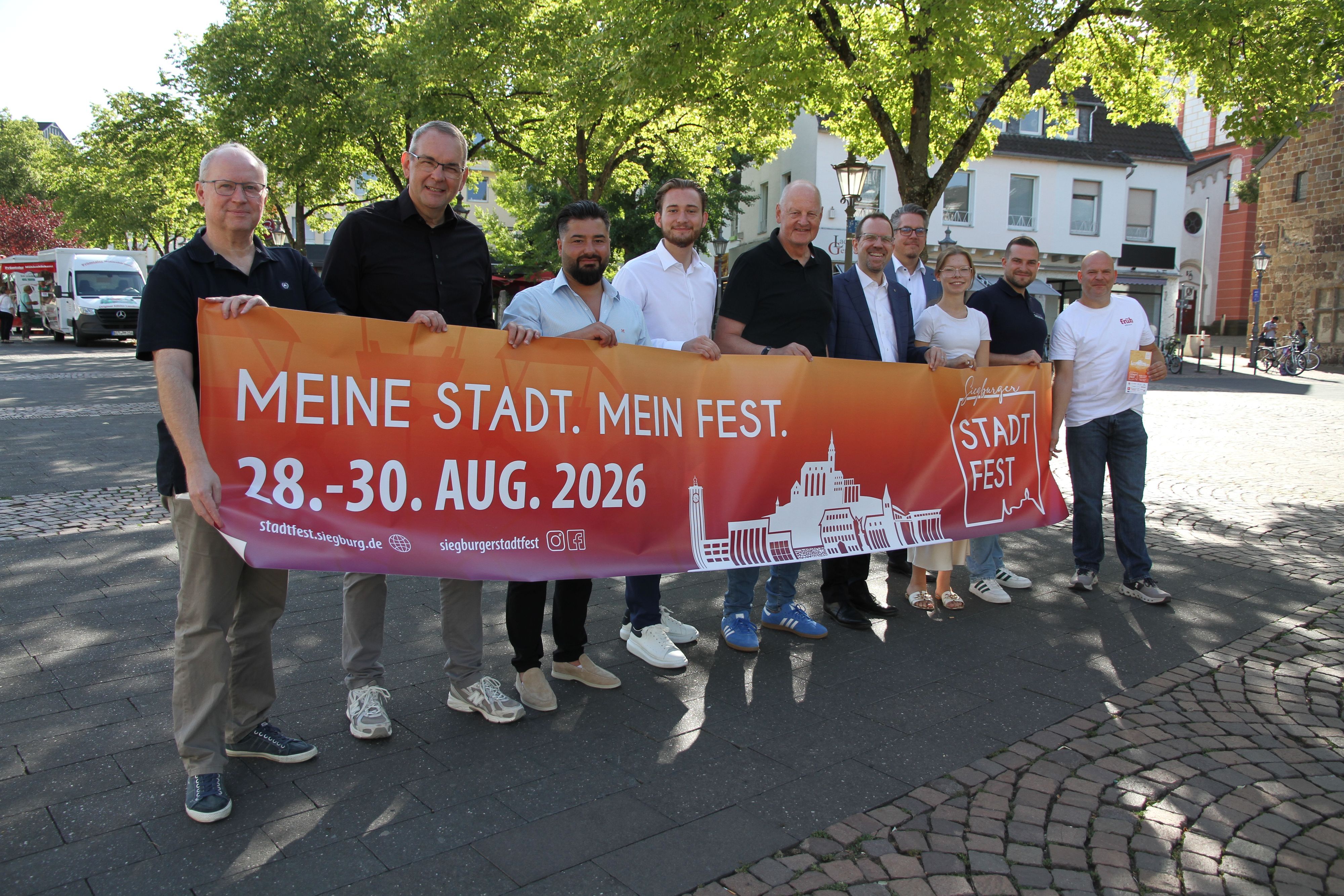 Vorstellung des Programms für das Stadtfest 2026 auf dem Siegburger Markt durch Stadtverwaltung und Sponsoren