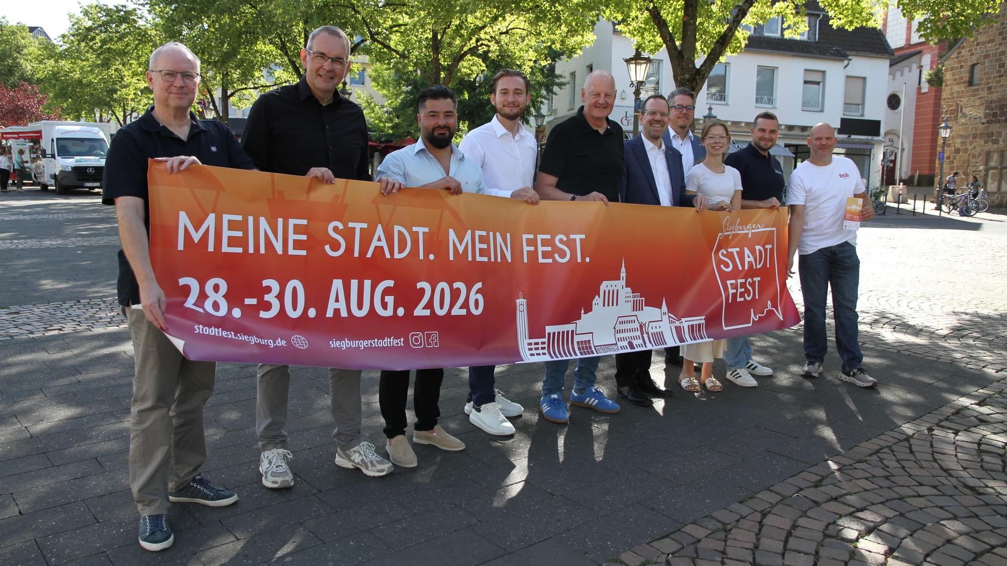 Vorstellung des Programms für das Stadtfest 2026 auf dem Siegburger Markt durch Stadtverwaltung und Sponsoren