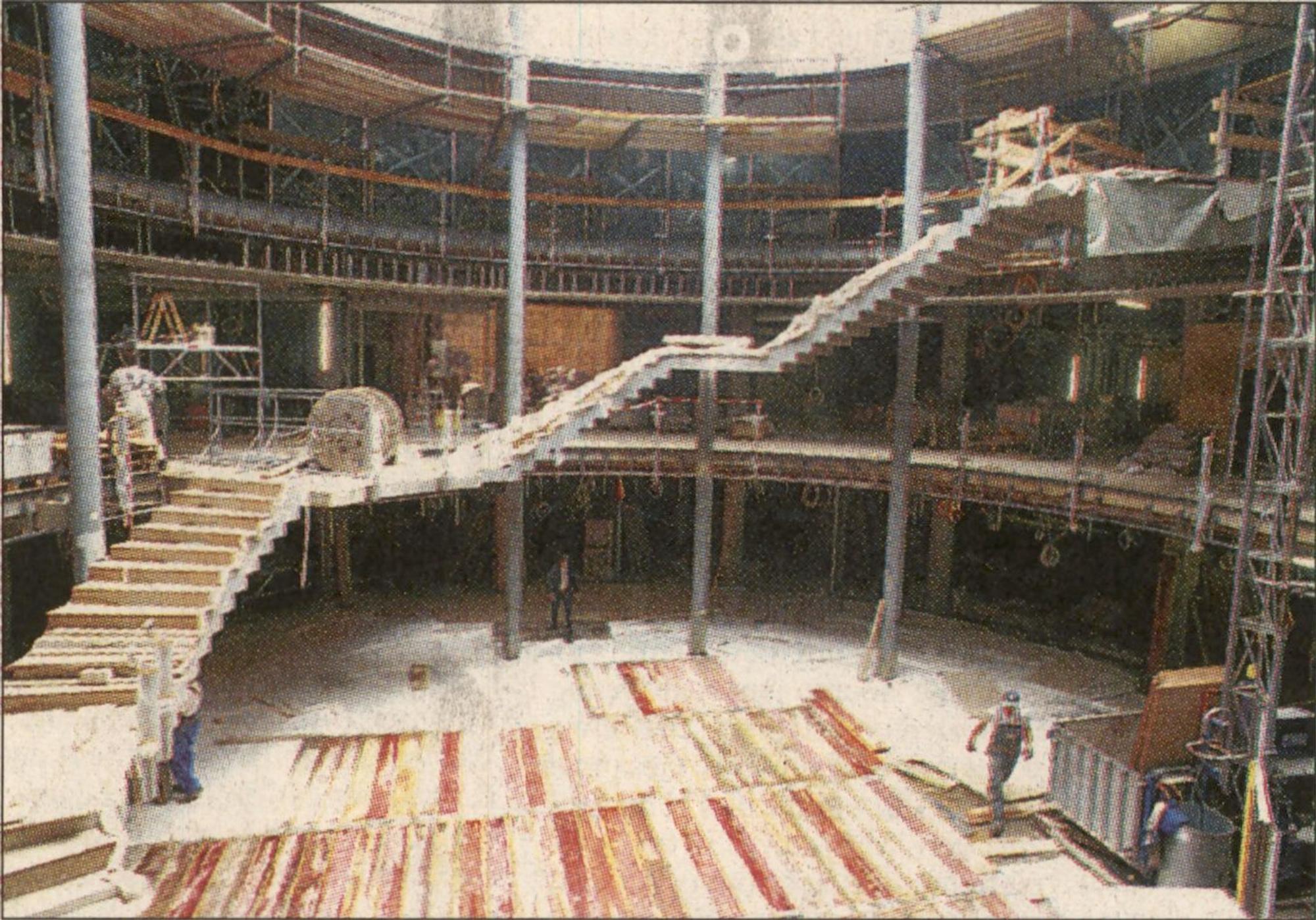 Eine elegant geschwungene Treppenkonstruktion dominiert den Innenhof der Neumarkt Galerie. Von hier aus erreichen die Besucher mit Aufzügen und Rolltreppen die Verkaufsebenen.