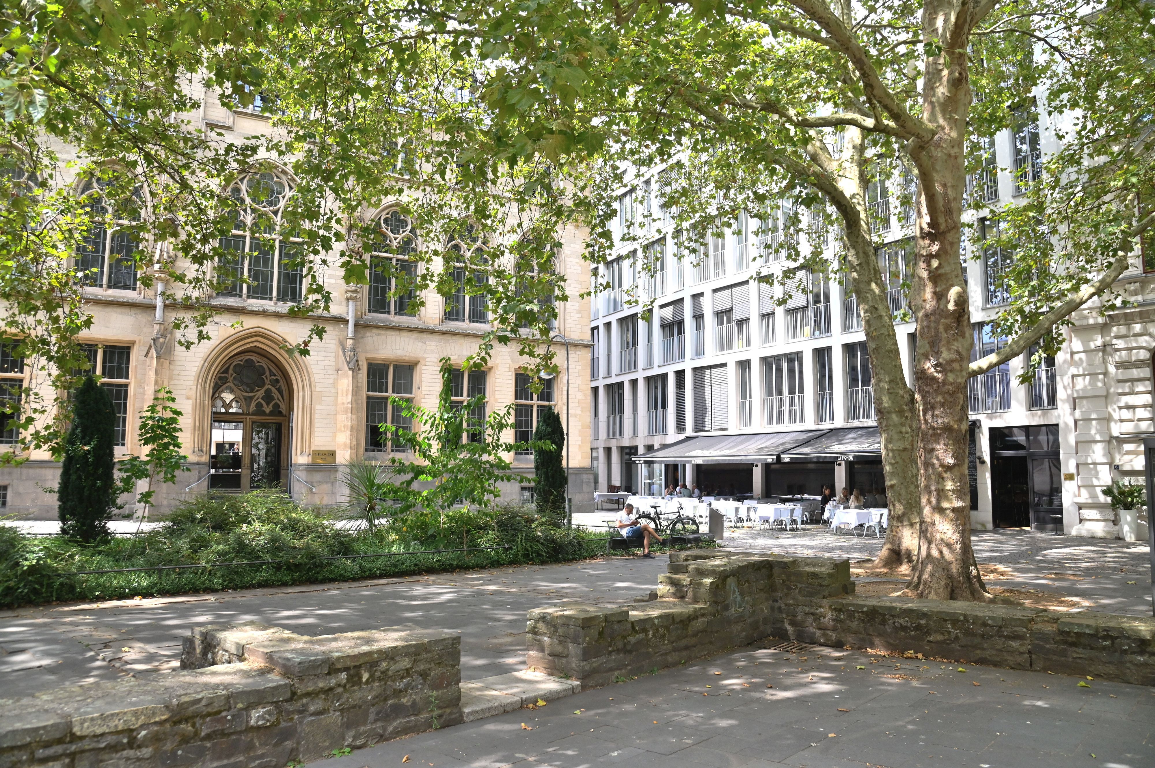 In dem neugotischen Gebäude links war einst das Historische Archiv der Stadt untergebracht, heute ist es ein Luxus-Hotel. Rechts die Außengastronomie des Restaurants La Fonda.