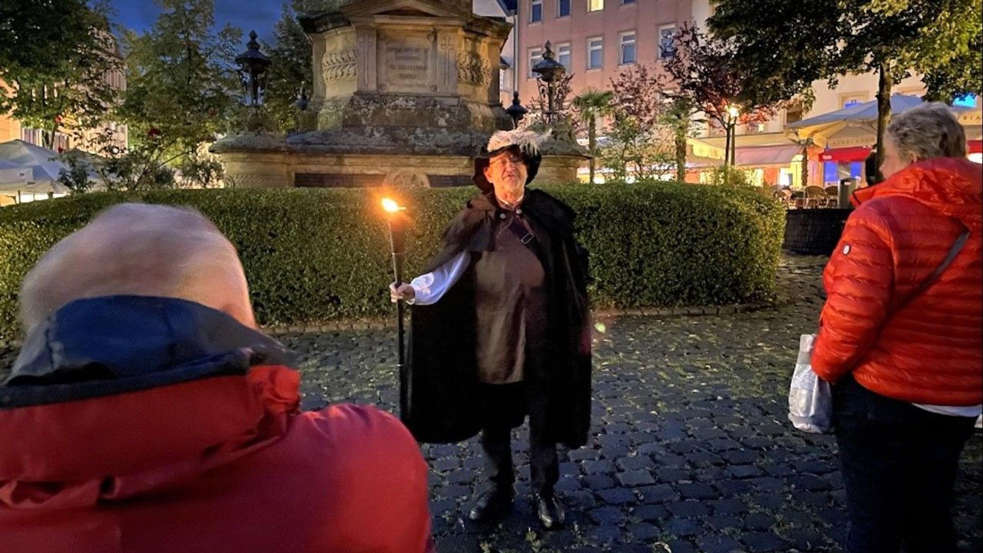 Auch Nachtwächterführungen bietet die Evenagentur Guiders für Siegburg an.