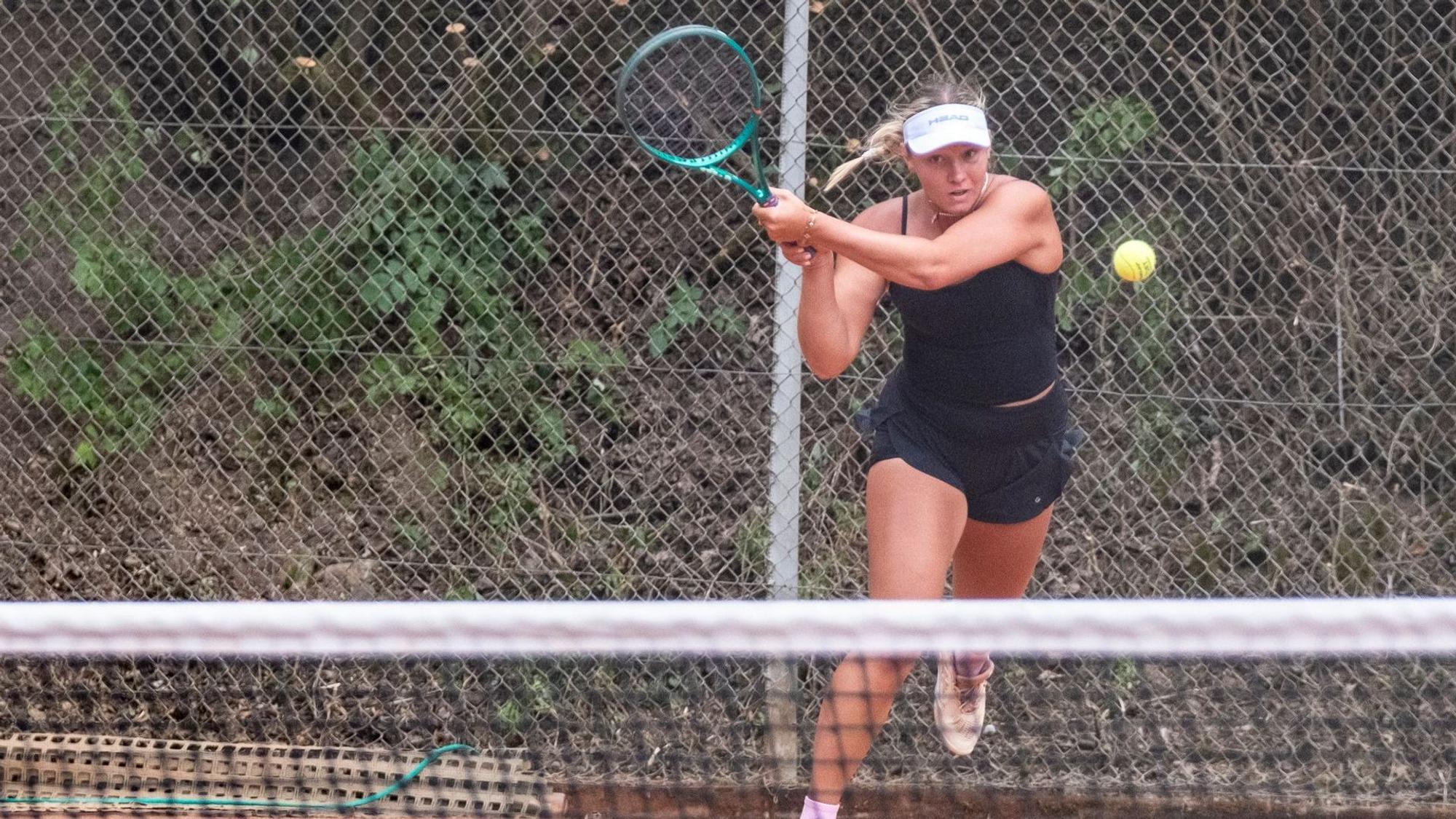 Anastasiya Kuparev schlägt mit Wucht einen Ball.