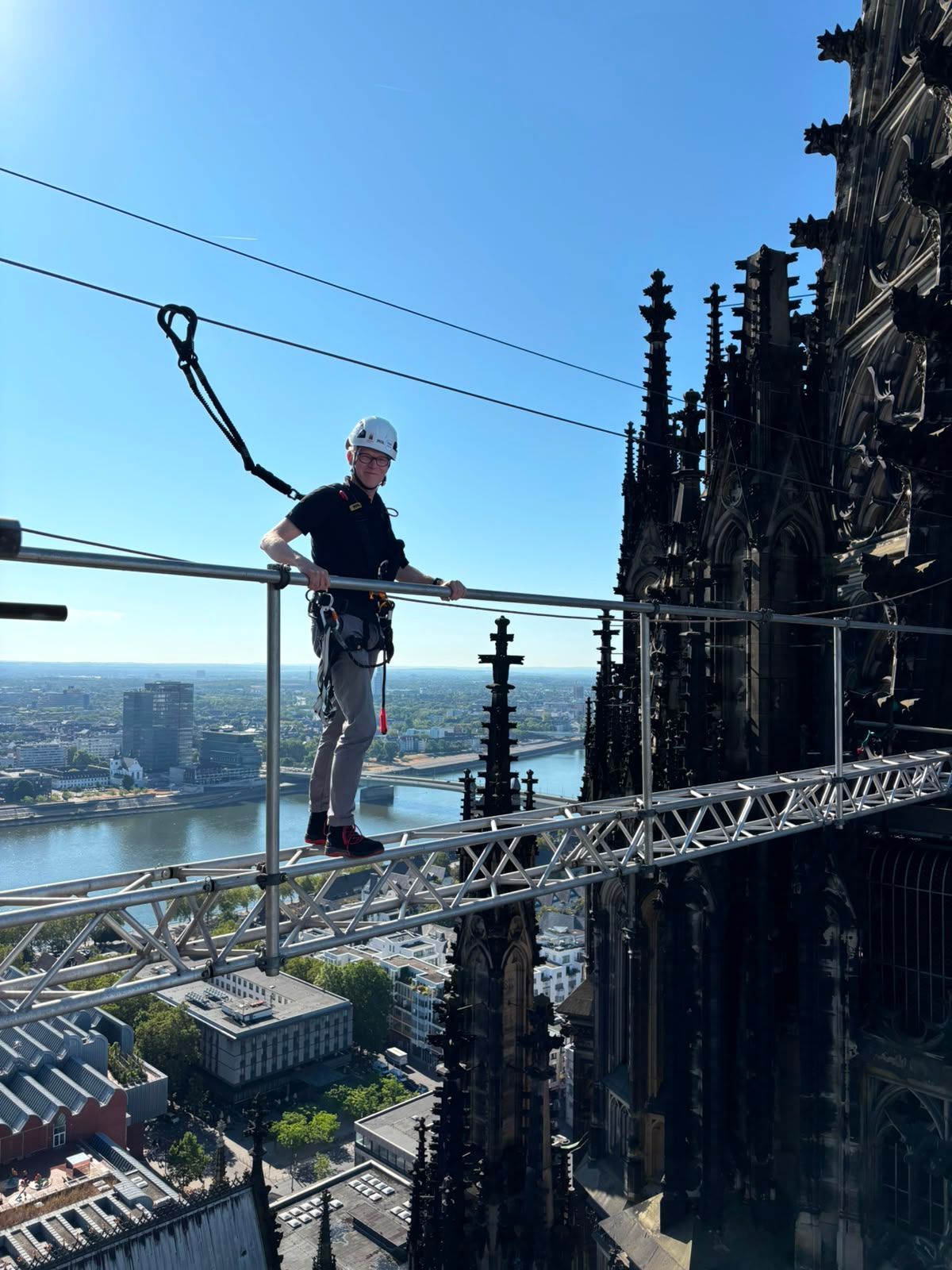 Ein Gerüstbauer auf der temporären Verbindungsbrücke zwischen den Türmen des Kölner Doms.
