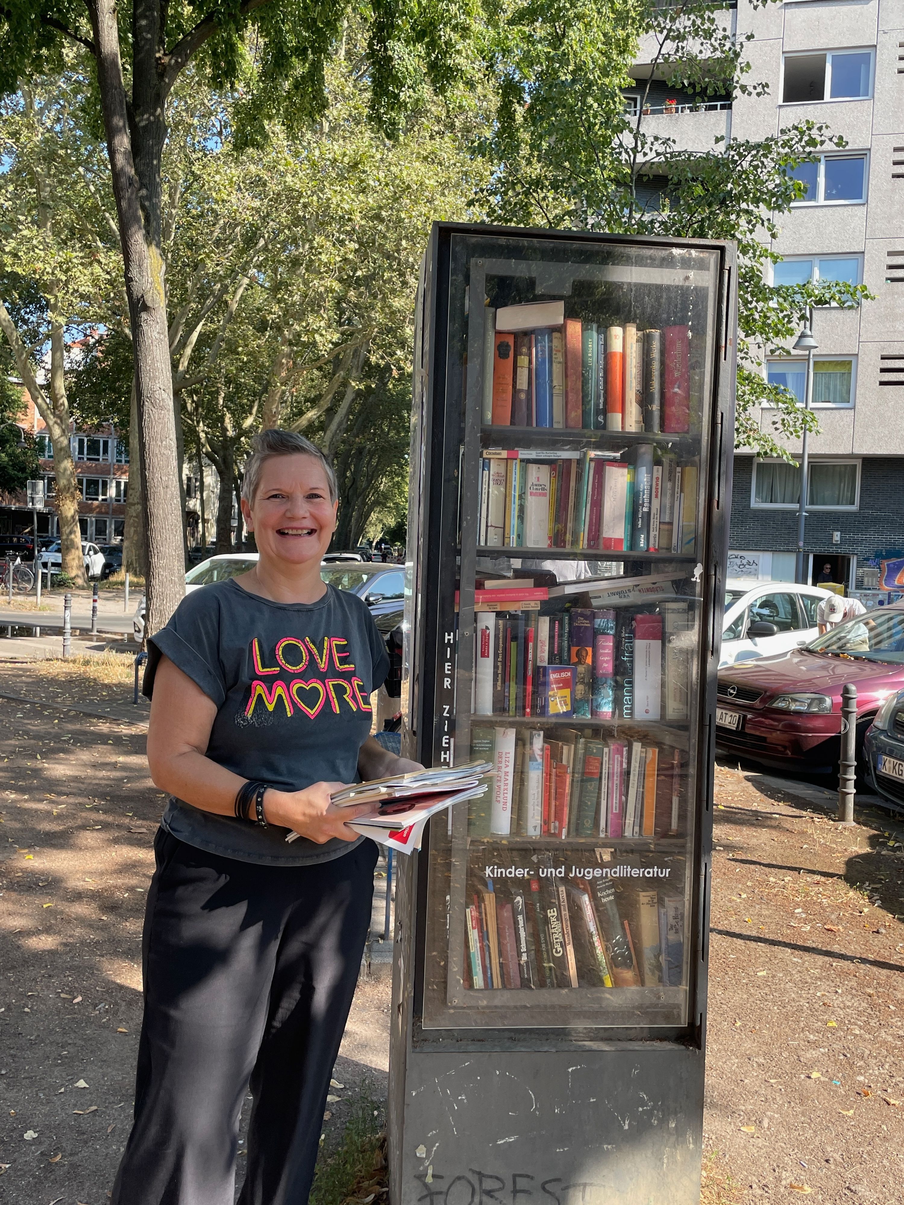 Anke Köwenig ist gemeinsam mit Elke Heidenreich Patin des Bücherschranks am Eierplätzchen in der Südstadt.