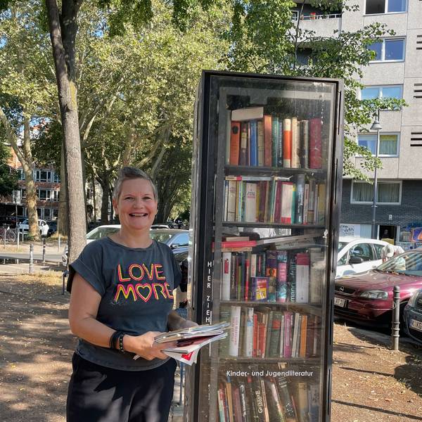 Anke Köwenig ist gemeinsam mit Elke Heidenreich Patin des Bücherschranks am Eierplätzchen in der Südstadt.