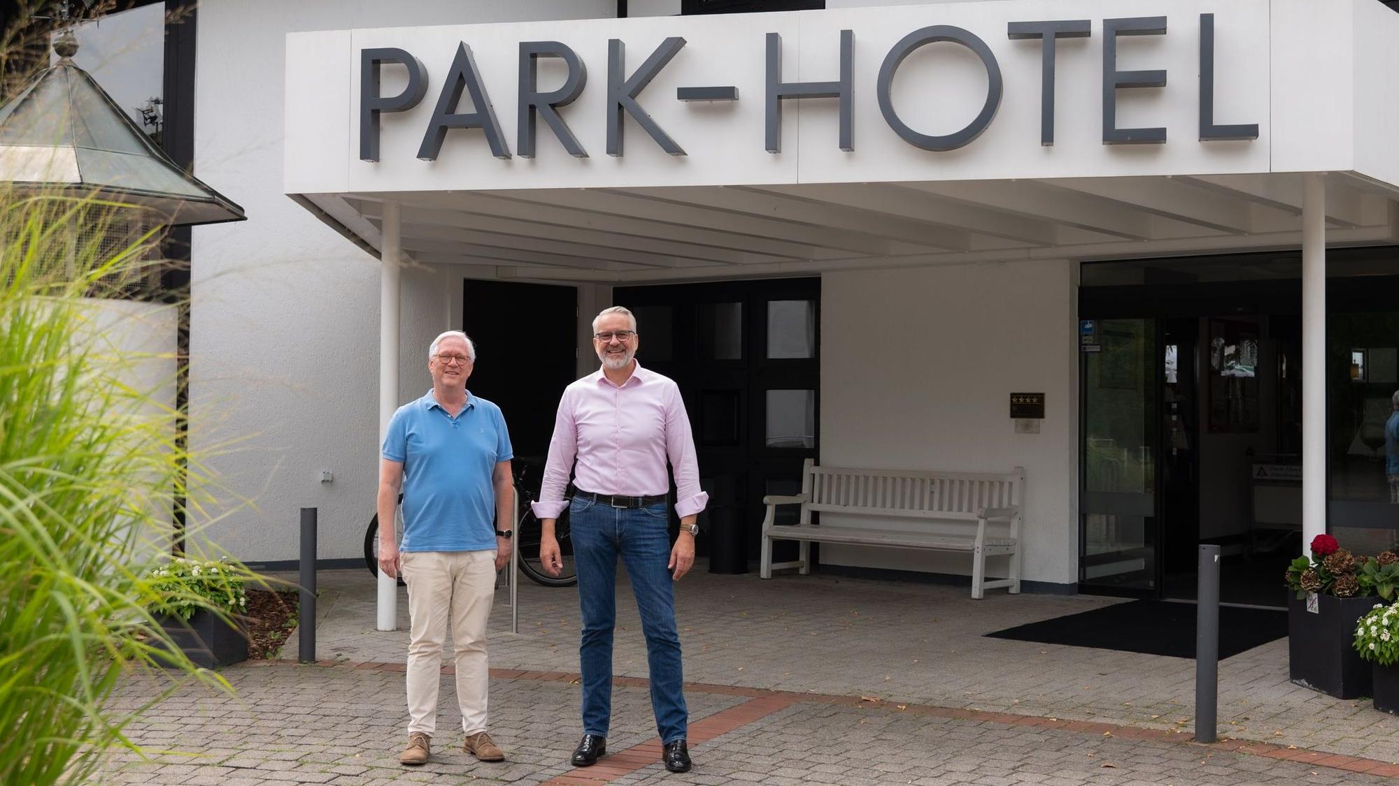 Hoteldirektor Ralf Schurz und Geschäftsführer Manfred Bestgen stehen vor dem Parkhotel in Nümbrecht.