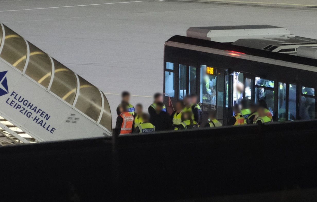 Bundespolizisten bringen einen Mann auf dem Flughafen Leipzig-Halle in ein Flugzeug: In Köln wirft eine Reaktion der Kölner Ausländerbehörde auf angebotene Amtshilfe der Zentralen Ausländerbehörde Fragen auf.