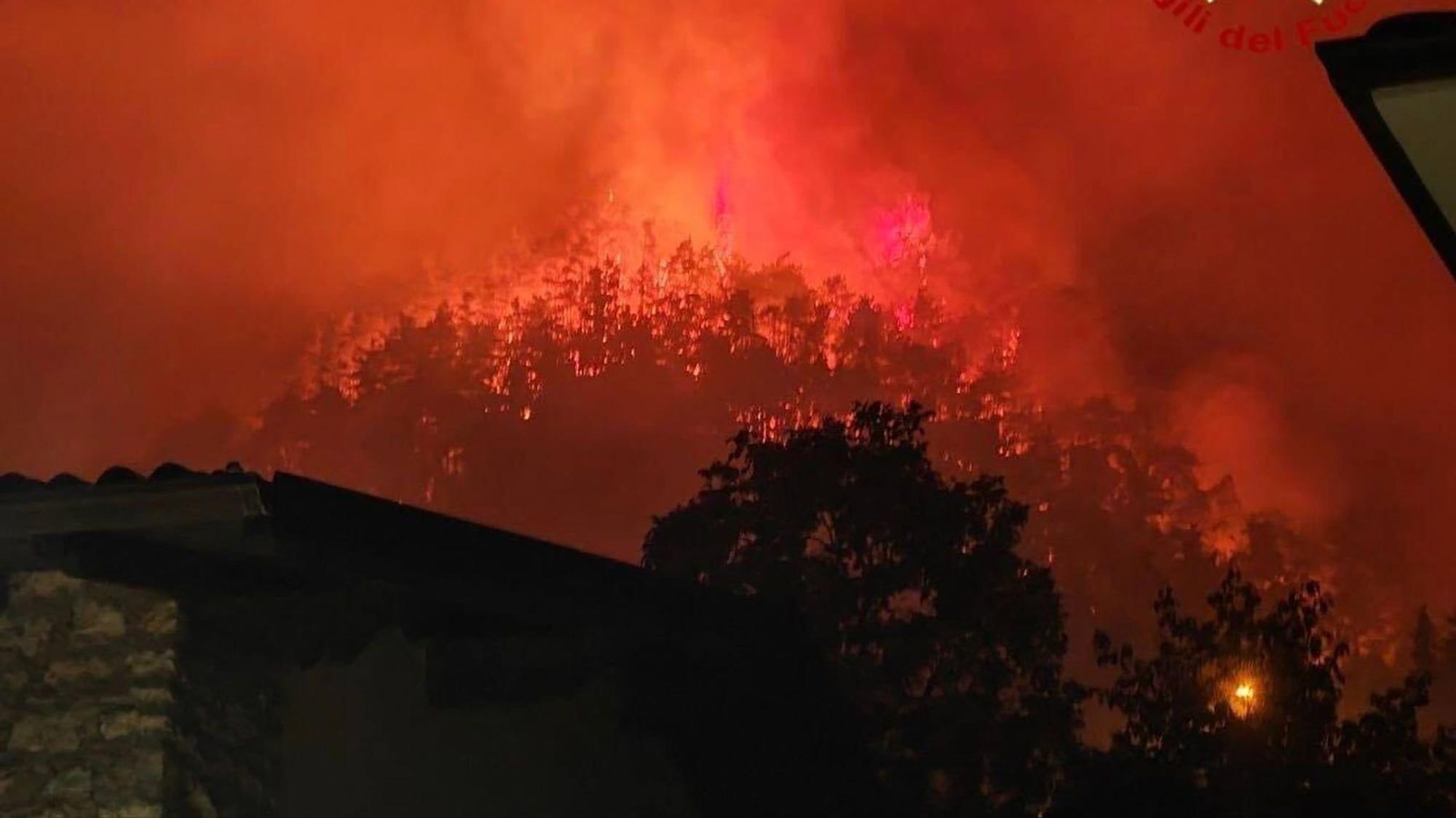 Die Feuerwehr löscht einen großen Waldbrand auf dem Gebiet der Gemeinde am Westufer des Gardasees.