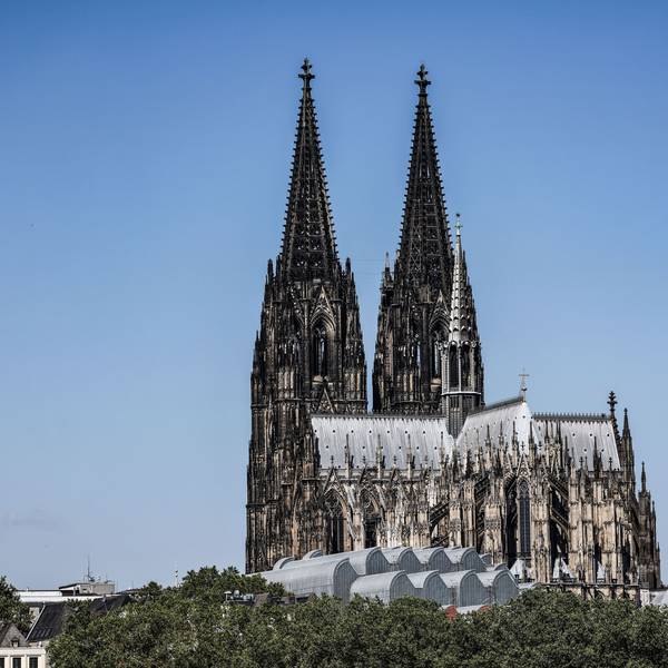 Der Kölner Dom ist vor blauem Himmel zu sehen.