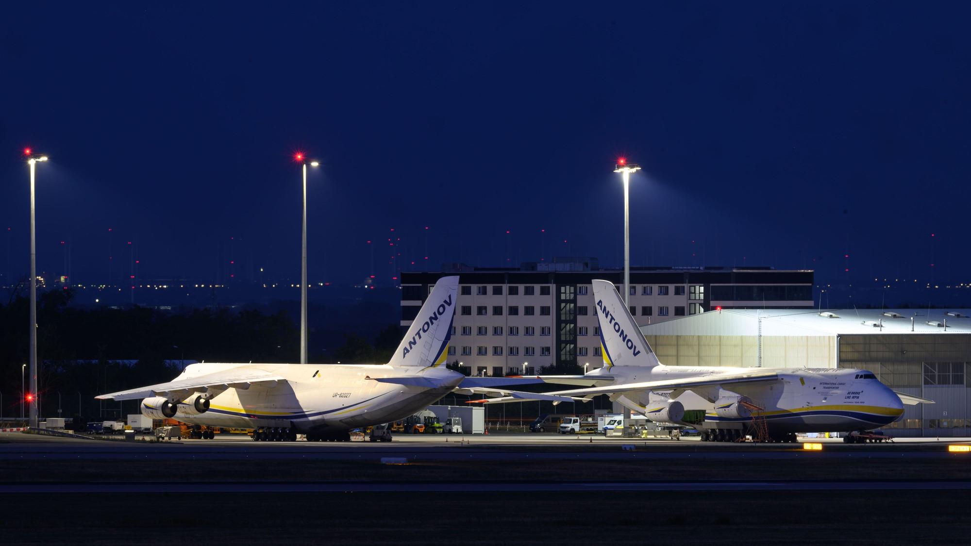 Ukrainische Antonov-Maschinen parken am Flughafen Leipzig/Halle. Nach dem Drohnenvorfall in der Nacht zum Mittwoch laufen die Ermittlungen.