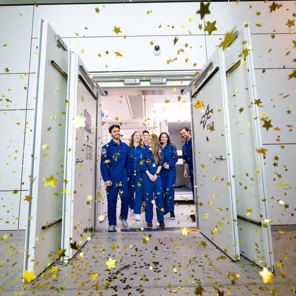 Die sechs Testpersonen der Forschungsstudie SOLIS100 verlassen nach 100 Tagen in Isolation die Simulationsanlage des Deutschen Zentrums für Luft- und Raumfahrt (DLR).