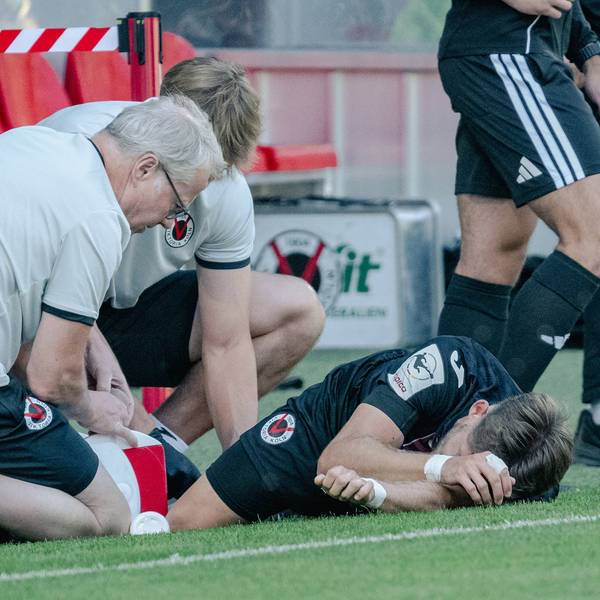 Pascal Fallmann Viktoria Koeln, 28 muss nach einer Verletzung ohne Gegnereinwirkung behandelt werden. FC Viktoria Koeln vs. SSV Jahn Regensburg, Fussball, 3. Liga, 01. Spieltag, Saison 2026/2027, 08.08.2026 DFL/DFB Regulations prohibit any use of Photographs as image sequences and/or Quasivideo FC Viktoria Koeln vs. SSV Jahn Regensburg, Fussball, 3. Liga, 01. Spieltag, Saison 2026/2027, 08.08.2026 Koeln *** Pascal Fallmann of Viktoria Cologne, 28, requires treatment following an injury sustained without contact from an opponent. FC Viktoria Cologne vs. SSV Jahn Regensburg, Soccer, 3rd Division, Matchday 1, 20262027 Season, August 8, 2026 DFL and DFB regulations prohibit any use of photographs as image sequences and/or quasi-video. FC Viktoria Cologne vs. SSV Jahn Regensburg, soccer, 3rd Division, Matchday 1, 20262027 season, August 8, 2026, Cologne Copyright: xEibner-Pressefoto/ThomasxHaeslerx EP_THR