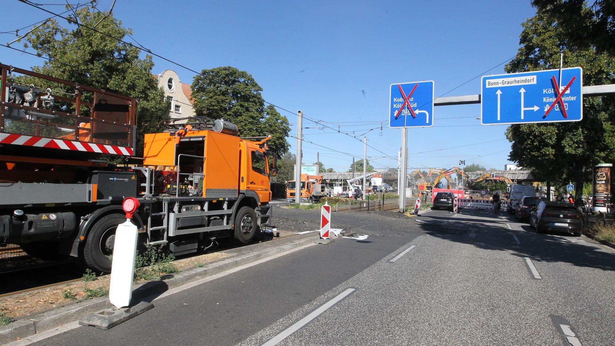 Die Straßenbahn ist unterbrochen. Provisorisch können die Autos hier vor der Brücke drehen.