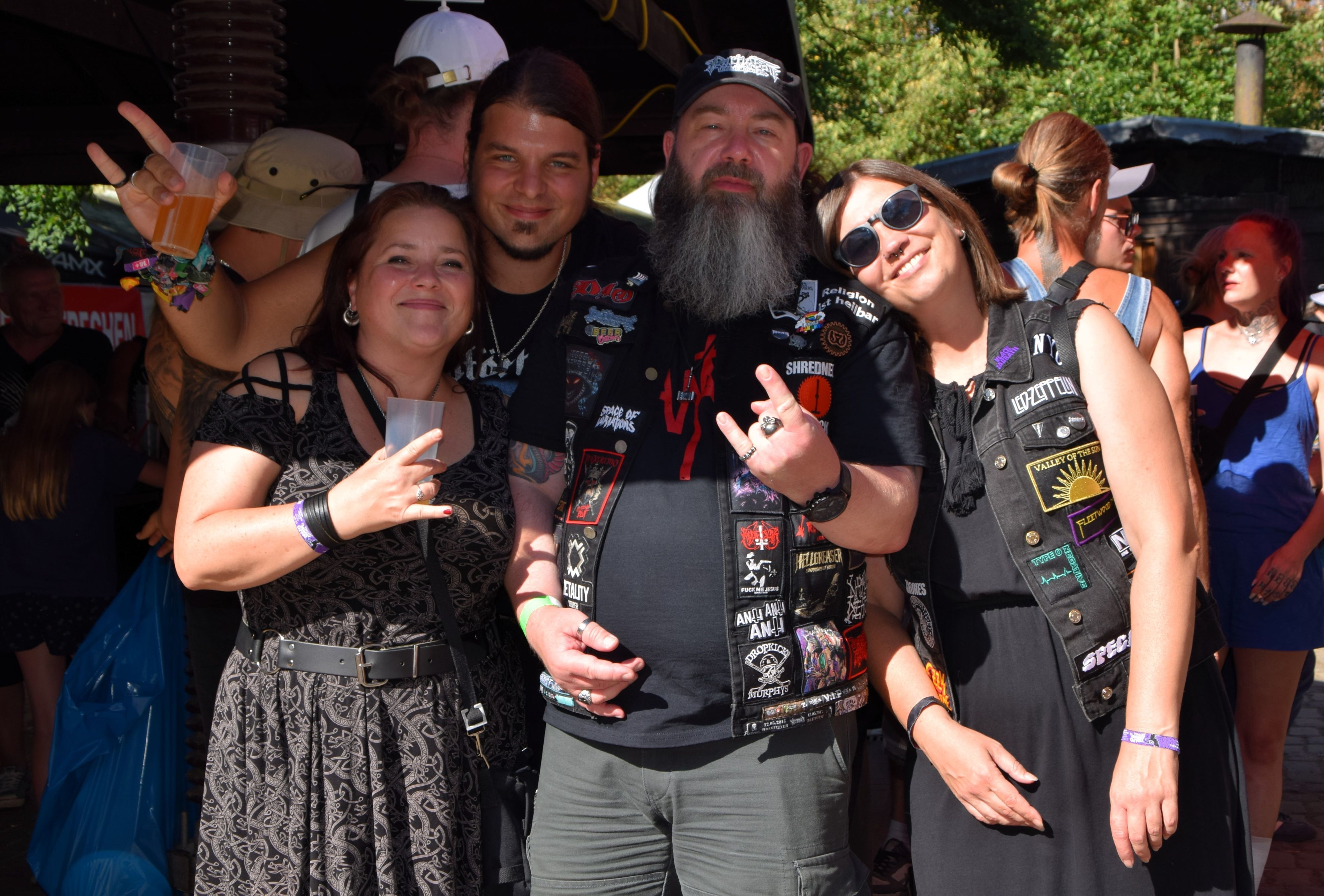 Das Foto zeigt eine Gruppe von Rock-Fans.