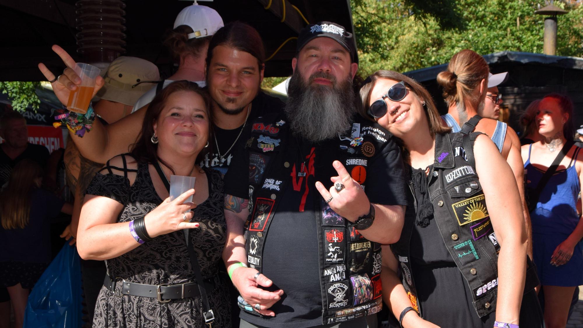 Das Foto zeigt eine Gruppe von Rock-Fans.