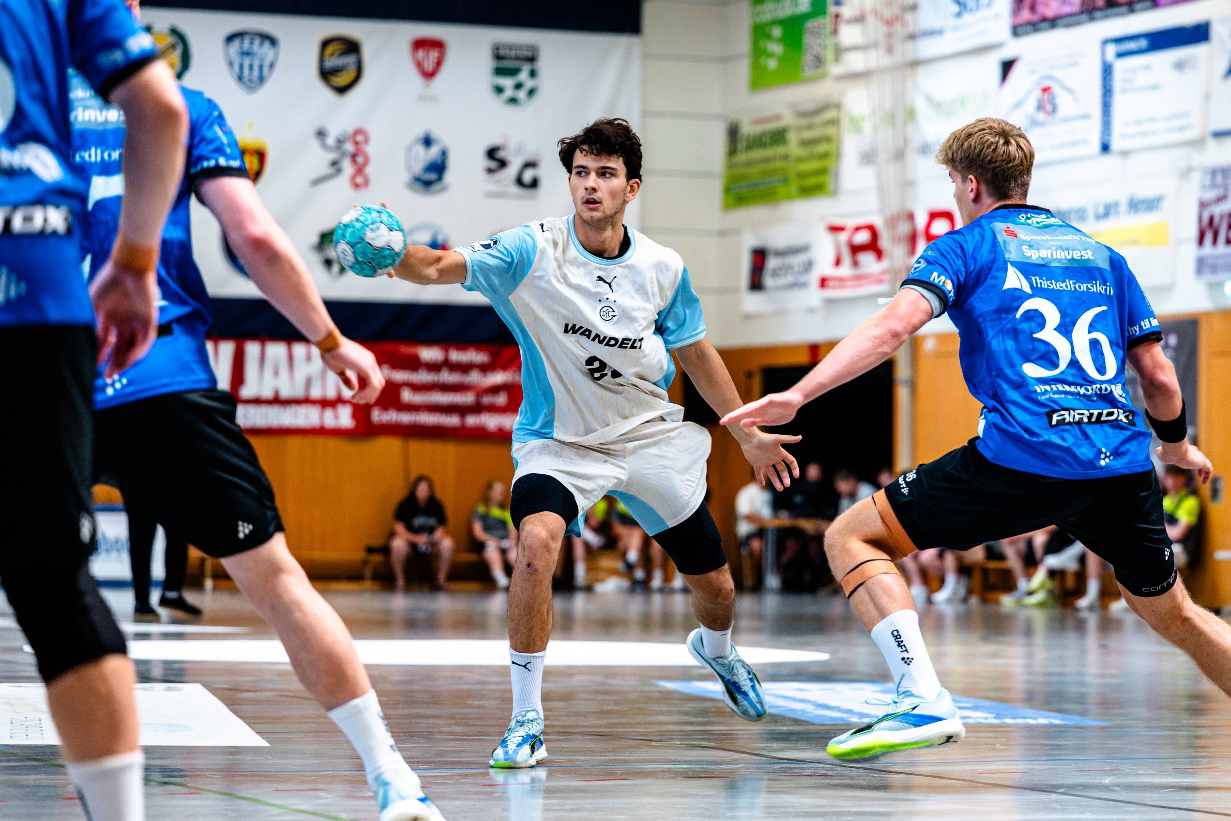 Nikola Roganovic täuscht mit dem Ball in der rechten Hand eine Bewegung vor.