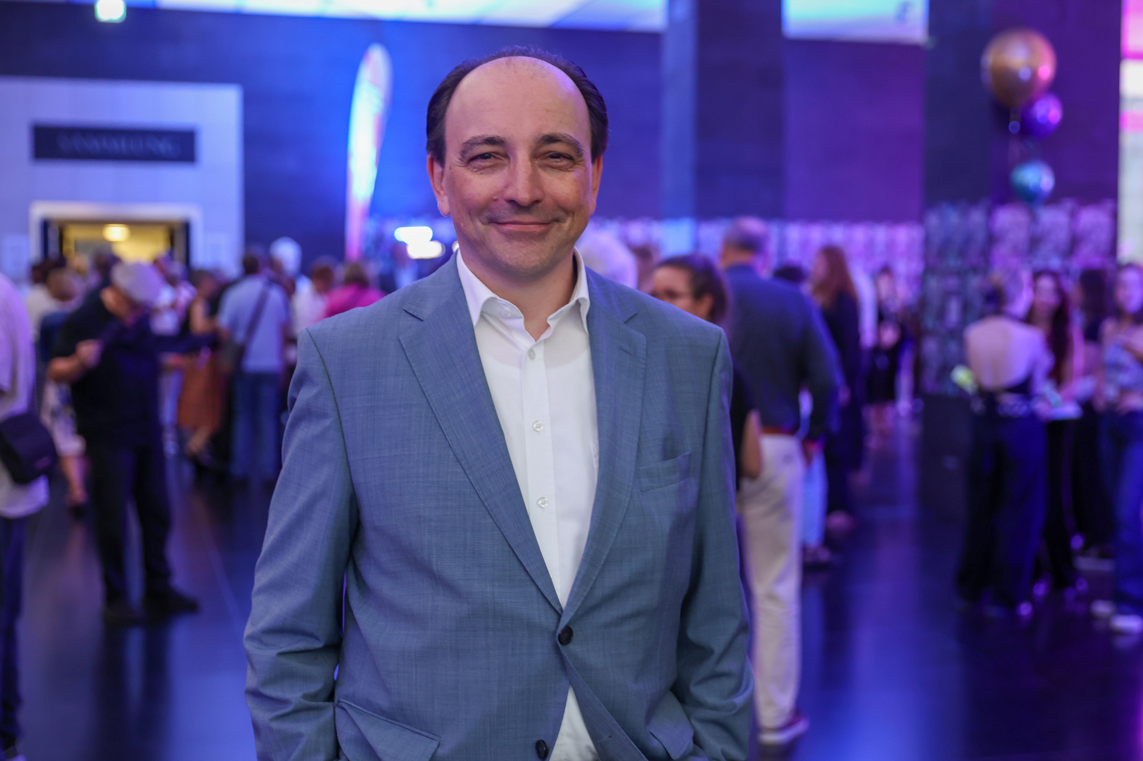Marcus Dekiert steht während einer Museumsparty im Foyer des Wallraf.