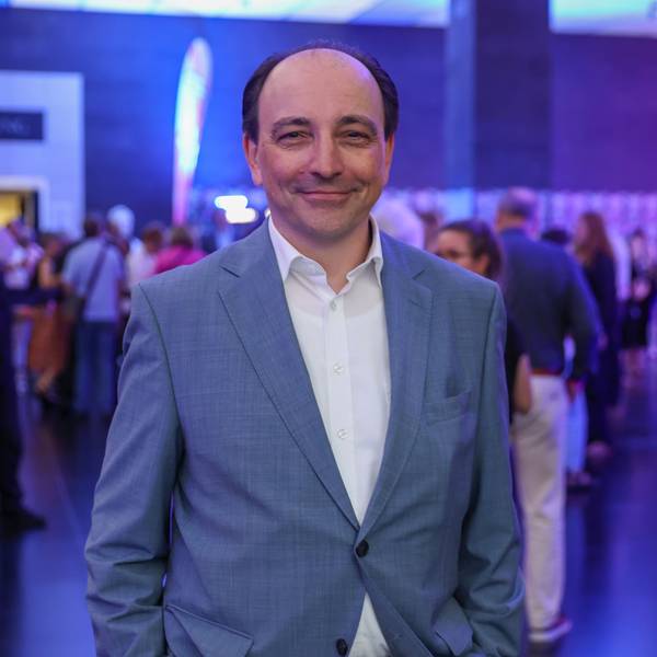 Marcus Dekiert steht während einer Museumsparty im Foyer des Wallraf.