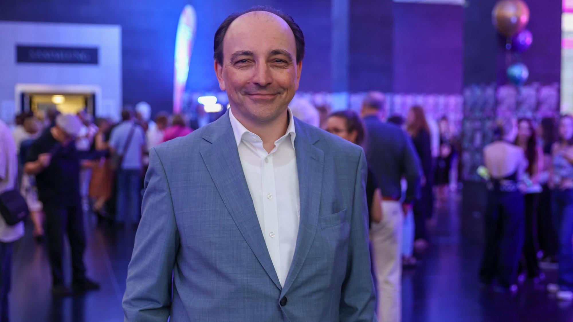 Marcus Dekiert steht während einer Museumsparty im Foyer des Wallraf.