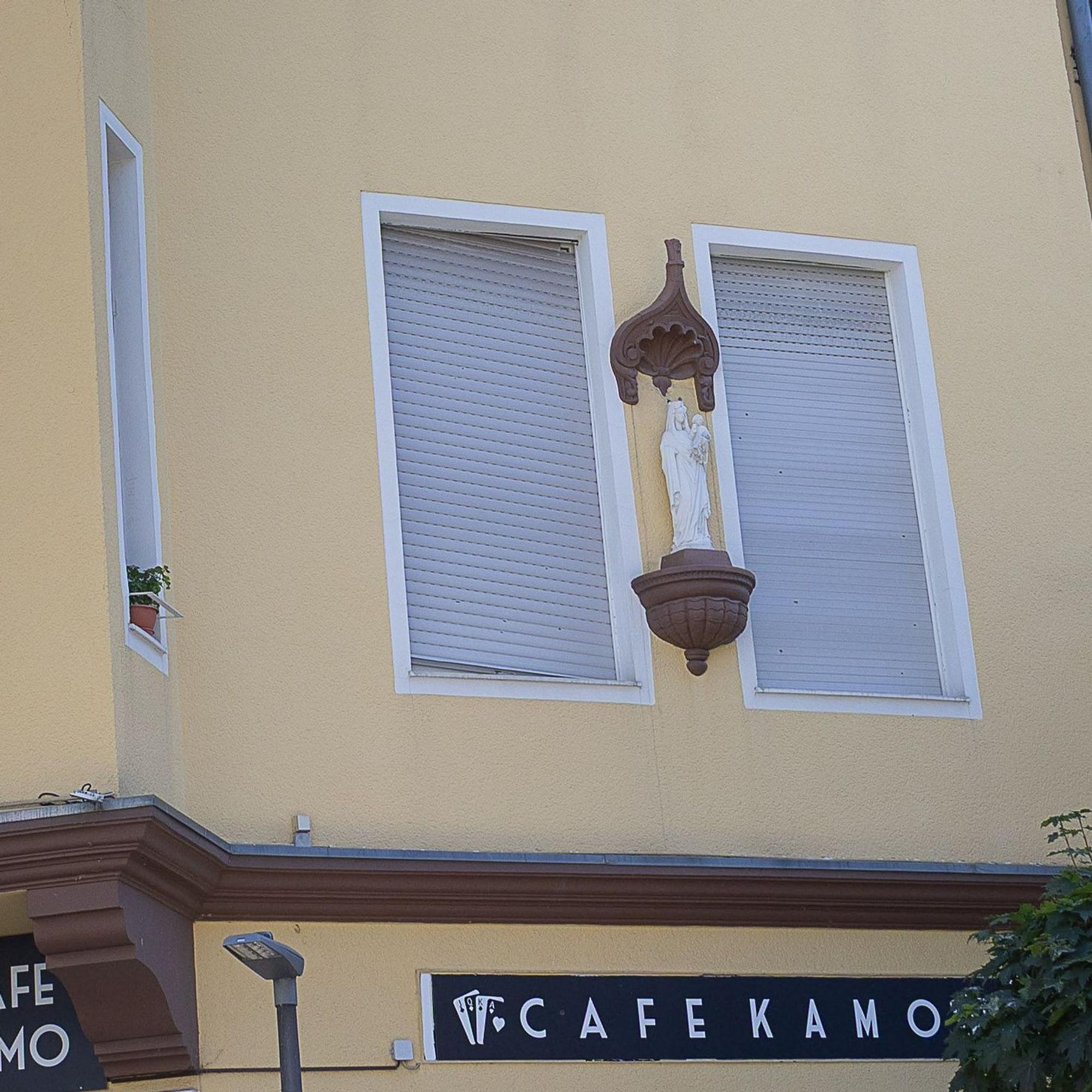 An der Ecke Vuvenstraße/Klosterstraße ist an einem gelben Haus eine Madonna am Gebäude angebracht.