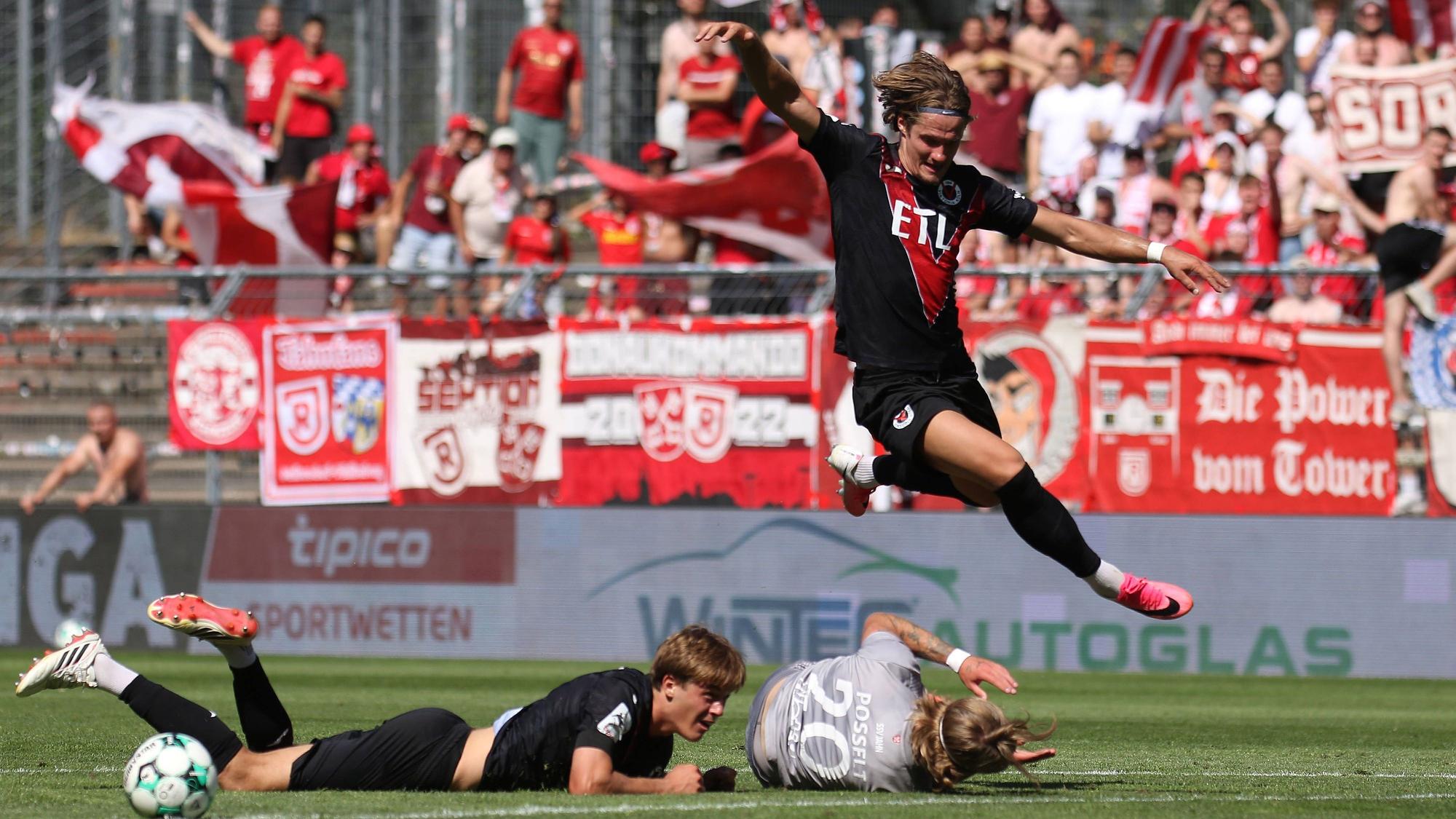 08.08.2026, xsefx, Fußball, FC Viktoria Köln SSV Jahn Regensburg, 3.Liga, Sportpark Höhenberg, 1. Spieltag, Saison 2026 2027: Tobias Eisenhuth FC Viktoria Koeln 06 springt über den am Boden liegenden John Posselt Jahn Regensburg 20 DFB regulations prohibit any use of photographs as image sequences and or quasi-video. Nordrhein-Westfalen Deutschland *** August 8, 2026, xsefx, Soccer, FC Viktoria Köln vs. SSV Jahn Regensburg, 3. Liga, Sportpark Höhenberg, Matchday 1, 20262027 Season: Tobias Eisenhuth of FC Viktoria Köln 06 jumps over John Posselt of Jahn Regensburg, who is lying on the ground. DFB regulations prohibit any use of photographs as image sequences and/or quasi-video. North Rhine-Westphalia, Germany