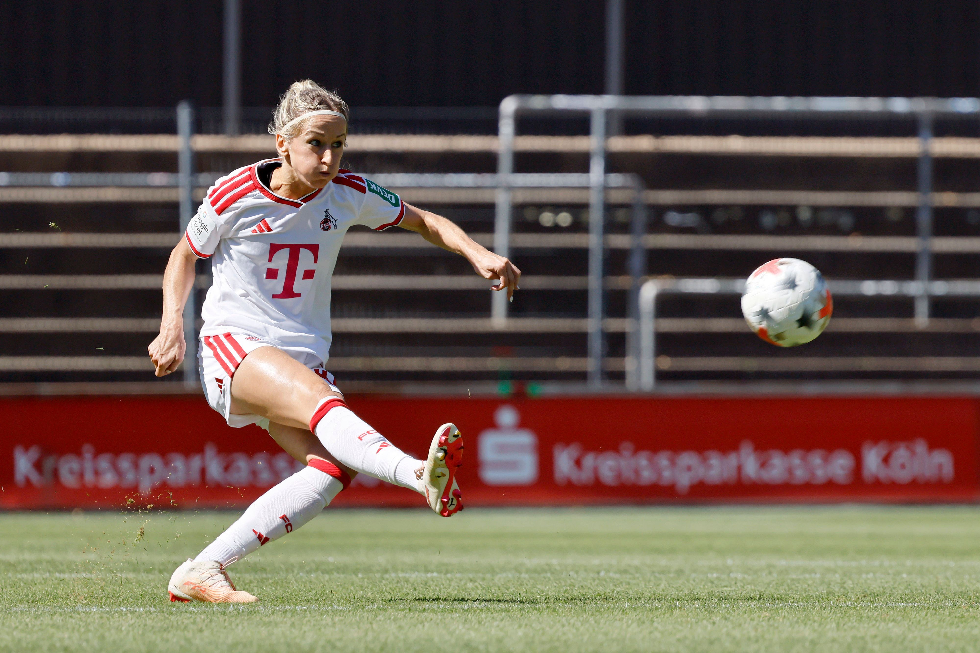 Fußballspielerin Kathrin Kathy Hendrich Abwehr beim Testspiel zwischen der 1. Frauen-Mannschaft des 1. FC Köln und dem FC Twente Enschede NED im Franz-Kremer-Stadion. Endstand 5:1 Köln, 08.08.2026 NRW Deutschland *** Soccer player Kathrin Kathy Hendrich, defender, during the friendly match between the 1. FC Köln Women s Team and FC Twente Enschede NED at Franz Kremer Stadium. Final score: 51 for Köln, August 8, 2026, North Rhine-Westphalia, Germany Copyright: xChristophxHardtx