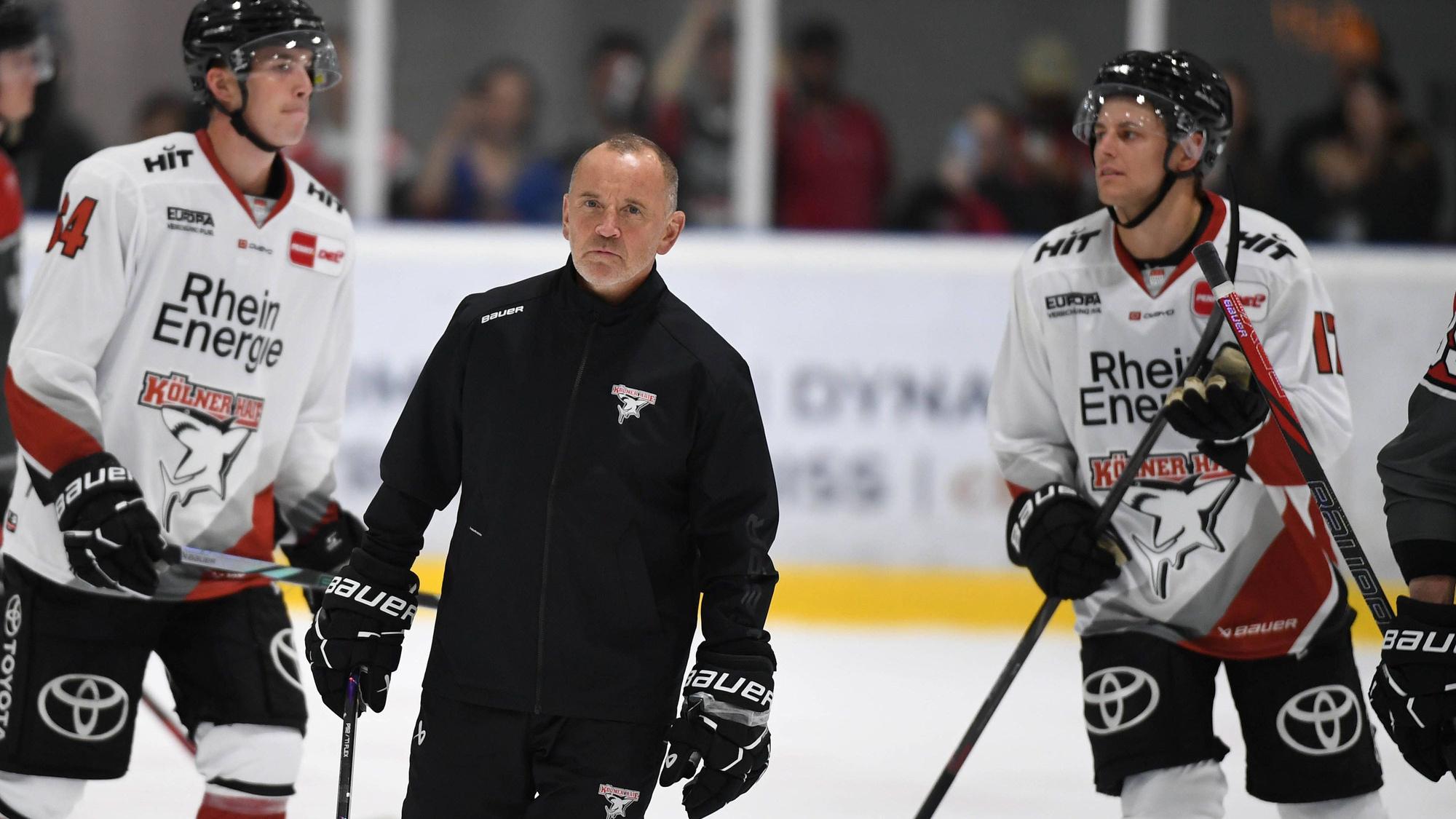 Haie-Trainer Thomas Berglund im Training mit Jan Luca Sennhenn (r.) und Noah Münzenberger (l.).