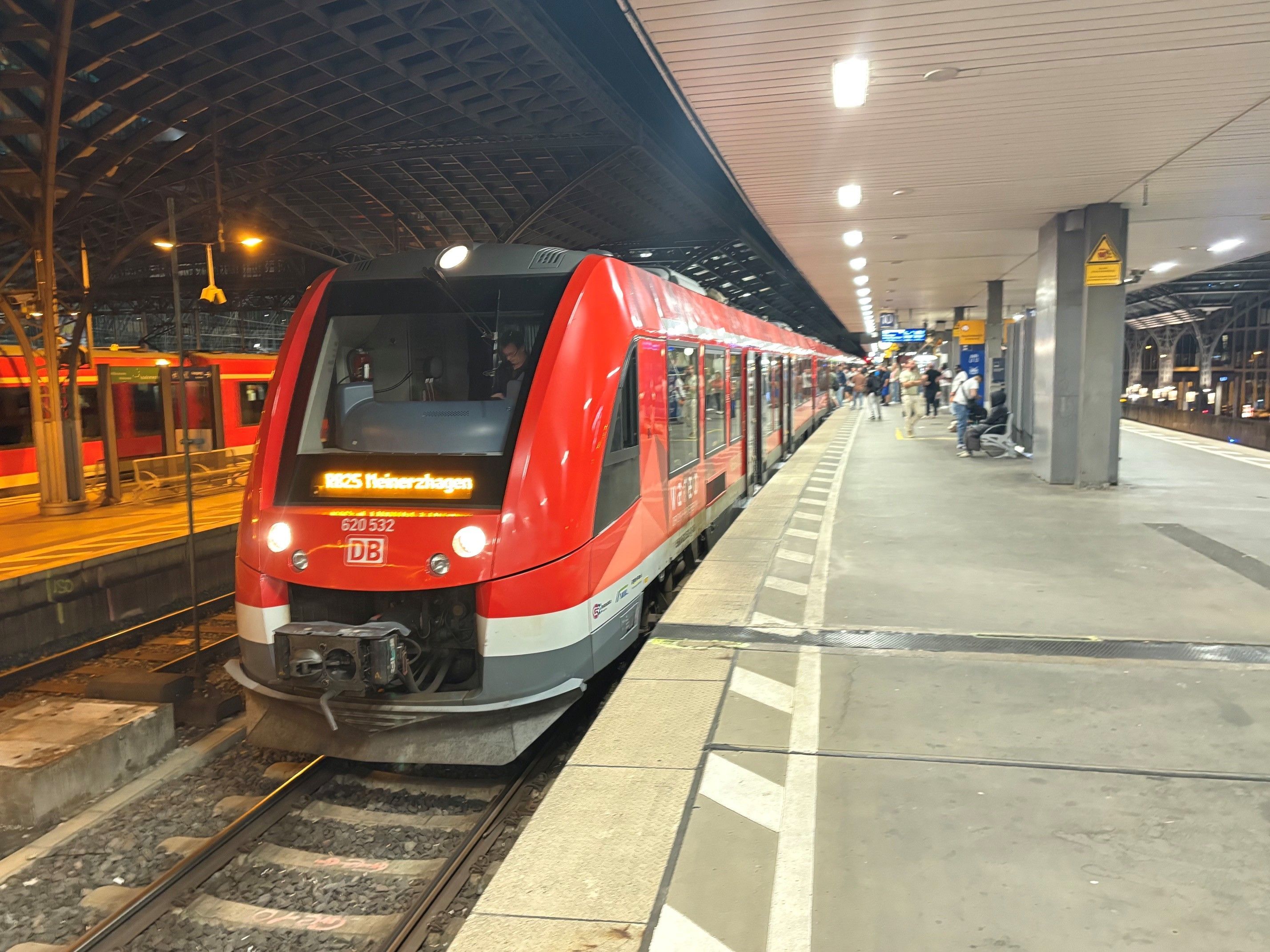 RB25 am Hauptbahnhof in Köln.