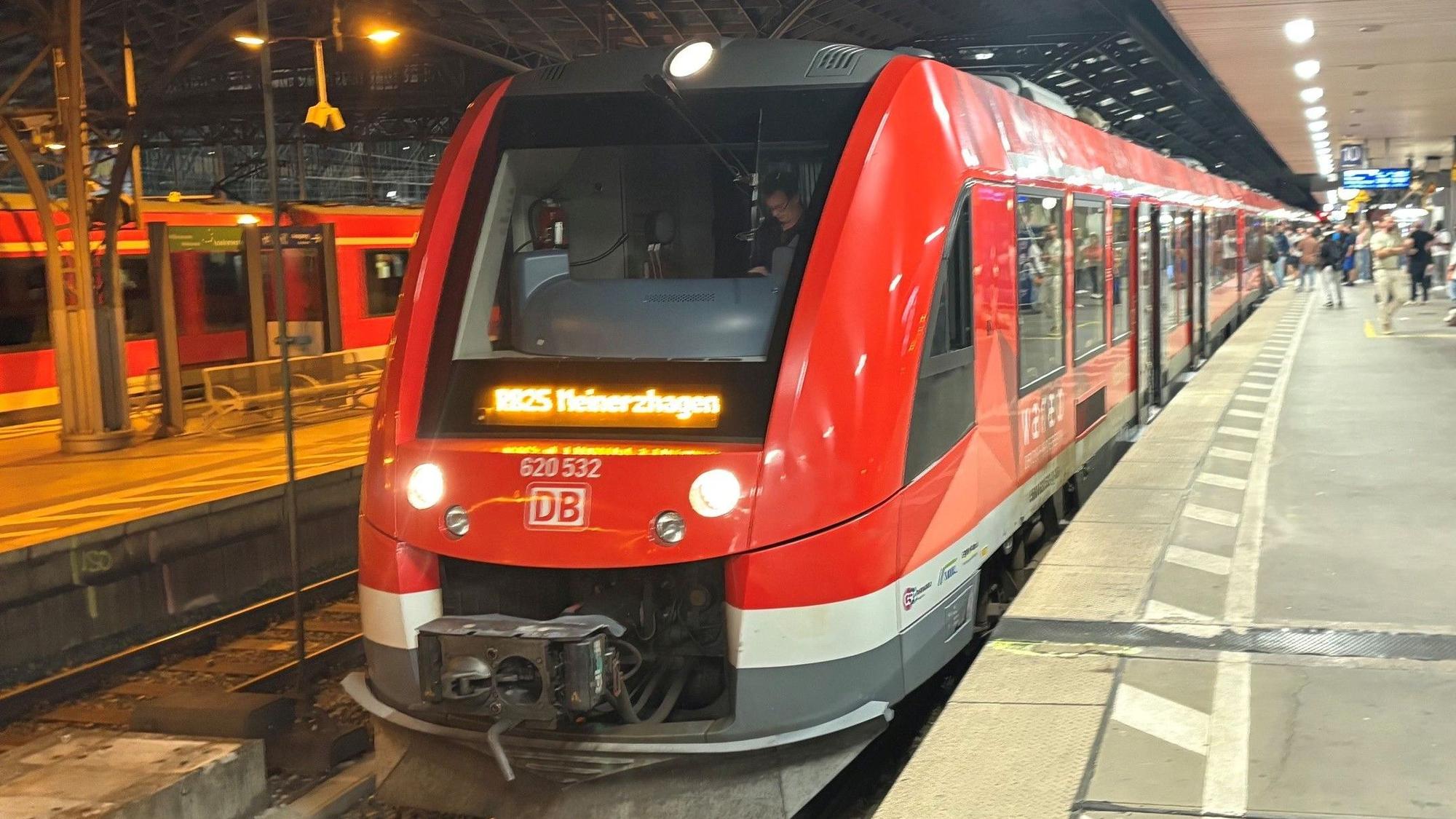 RB25 am Hauptbahnhof in Köln