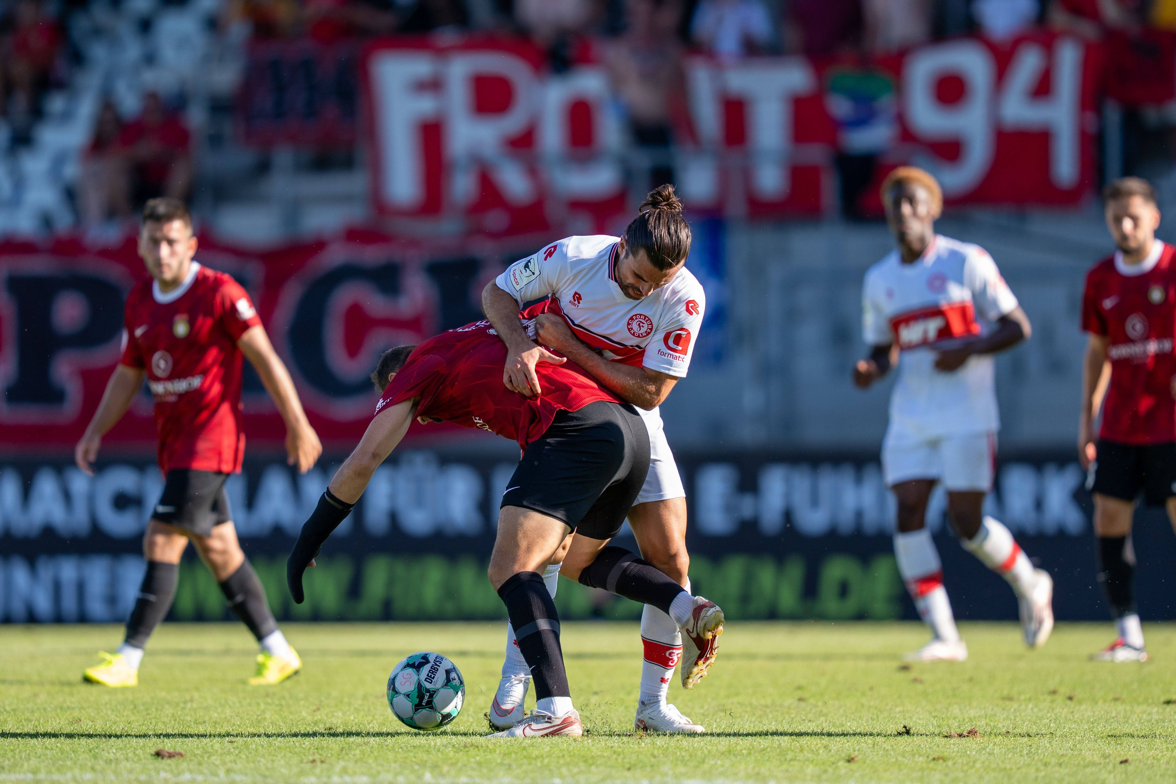 Fortuna Kölns David Al-Azzawe kämpft um den Ball. Für die Südstädter war es ein bitteres Wochenende.