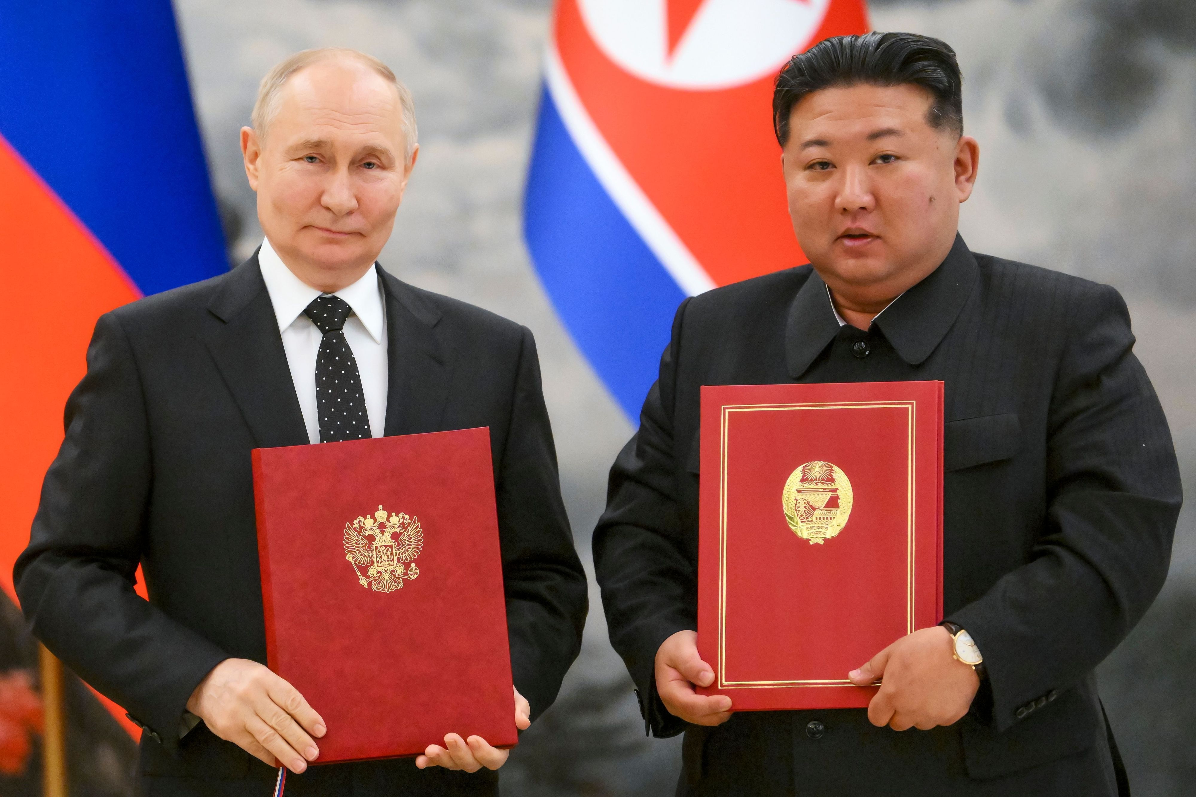 Der russische Präsident Wladimir Putin (l.) und der nordkoreanische Staatschef Kim Jong Un posieren für ein Foto. (Archivbild)