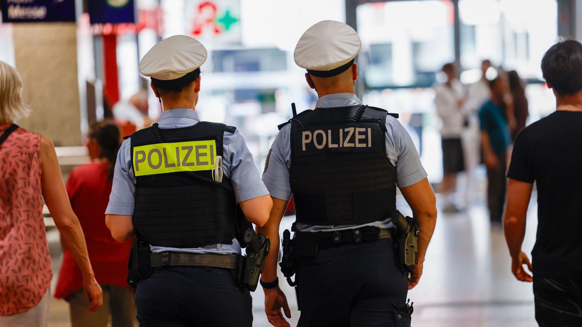 Beamte der Bundespolizei bestreifen den Kölner Hauptbahnhof.
