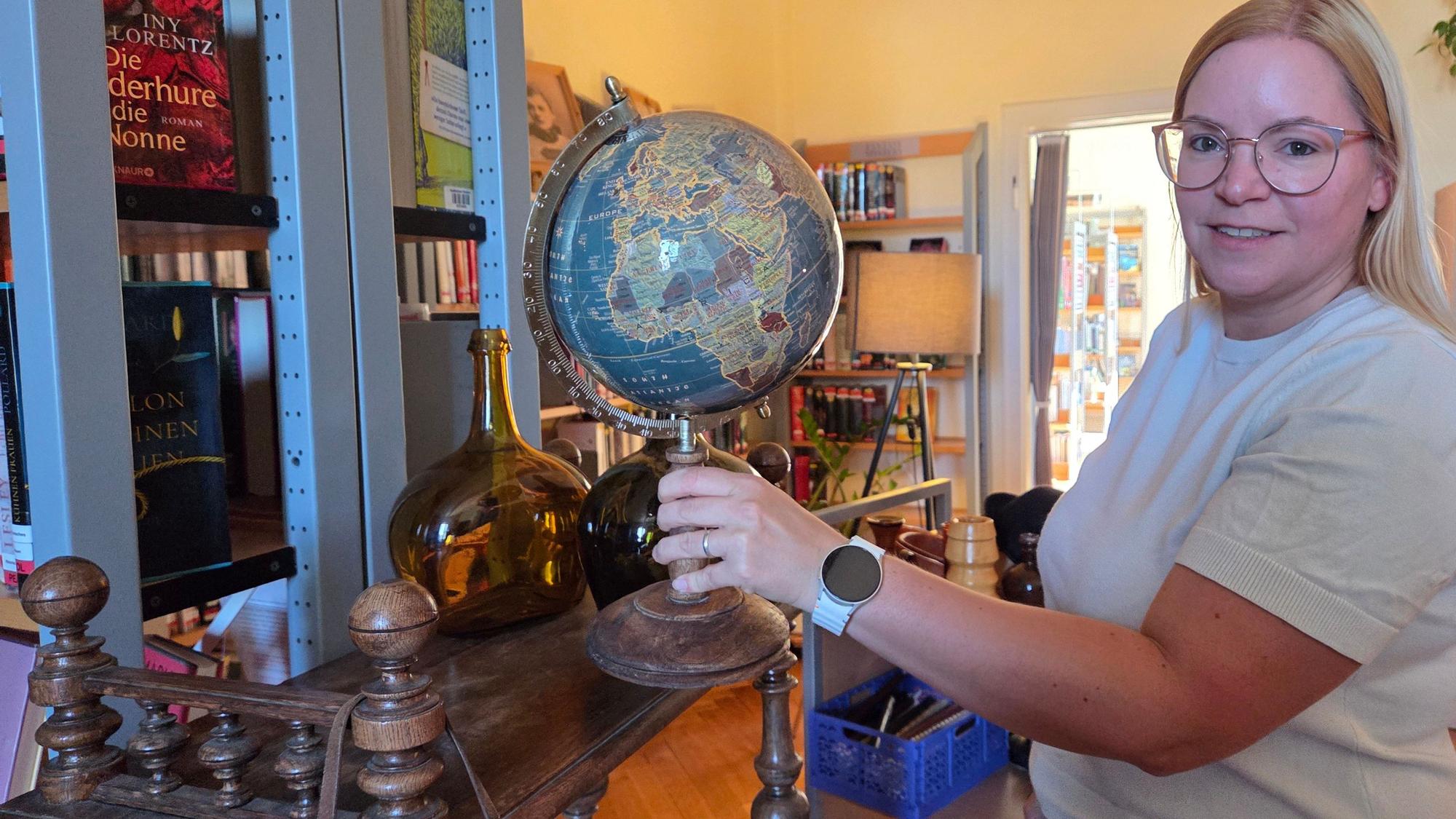 Mit viel Liebe zum Detail bekommt jedes Requisit in Waldbröls Stadtbücherei den passenden Platz: Jaqueline Gomer aus dem Leitungs-Duo arbeitet an der Kulisse für den „Escape Room". Dieser öffnet am heutigen Dienstag, 11. August 2026.