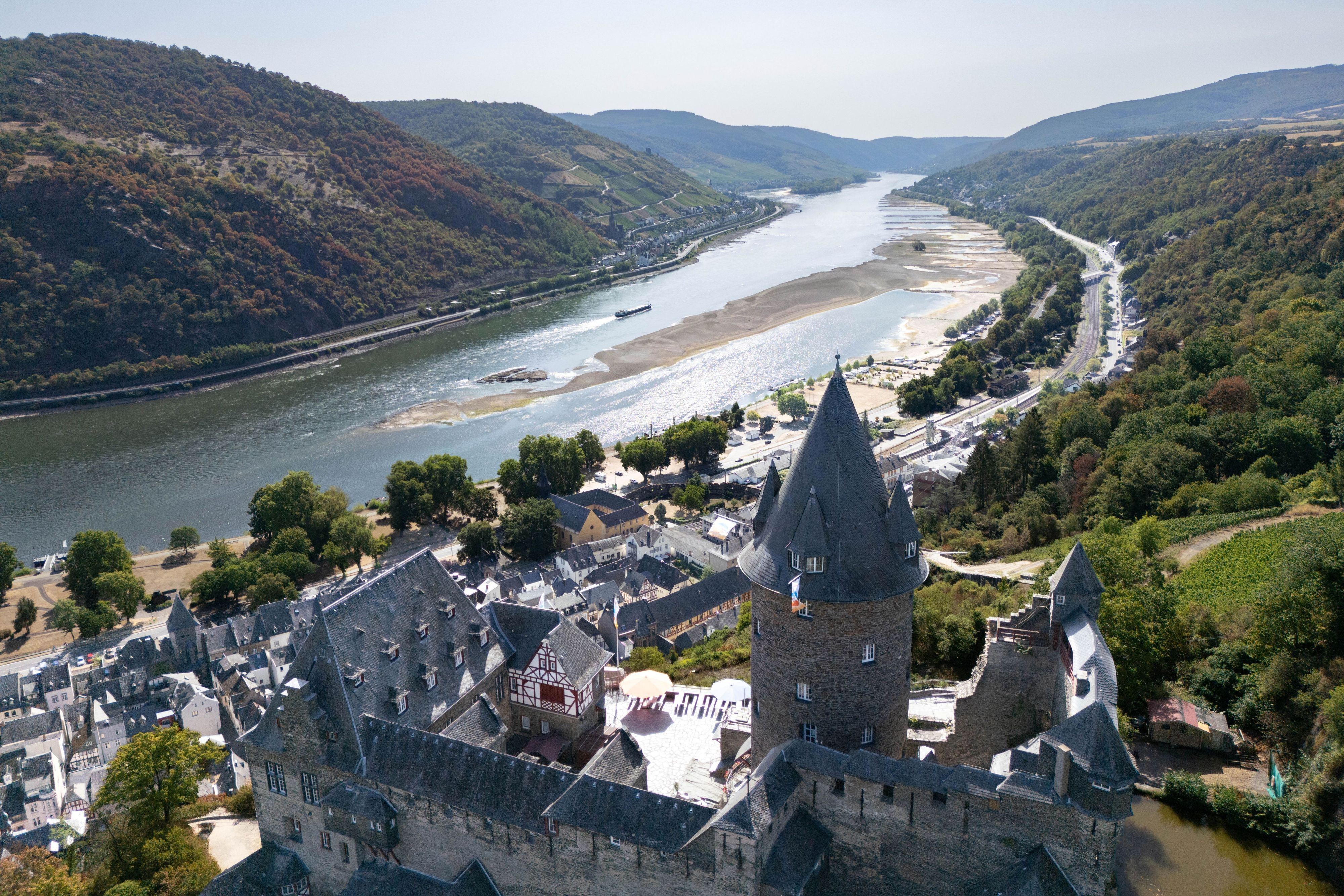 Blick auf Burg Stahleck. Im Hintergrund sieht man den Grund des Flusses.