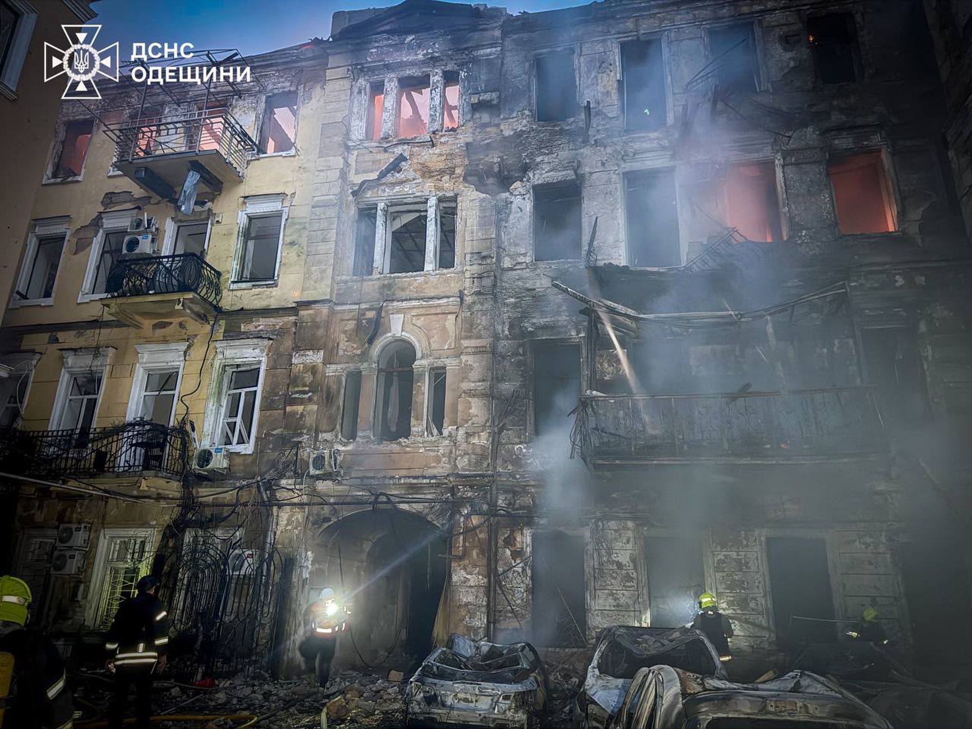 Auf diesem vom ukrainischen Katastrophenschutzdienst zur Verfügung gestellten Foto sind Rettungskräfte dabei, nach einem russischen Raketenangriff in Odessa (Ukraine) am Sonntag einen Brand in Wohngebäuden zu löschen.