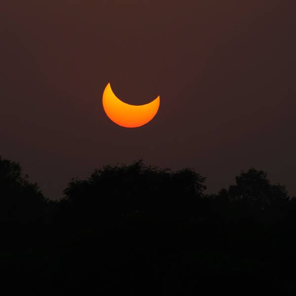 Eine partielle Sonnenfinsternis, aufgenommen im Jahr 2022 über Lahore in Pakistan.