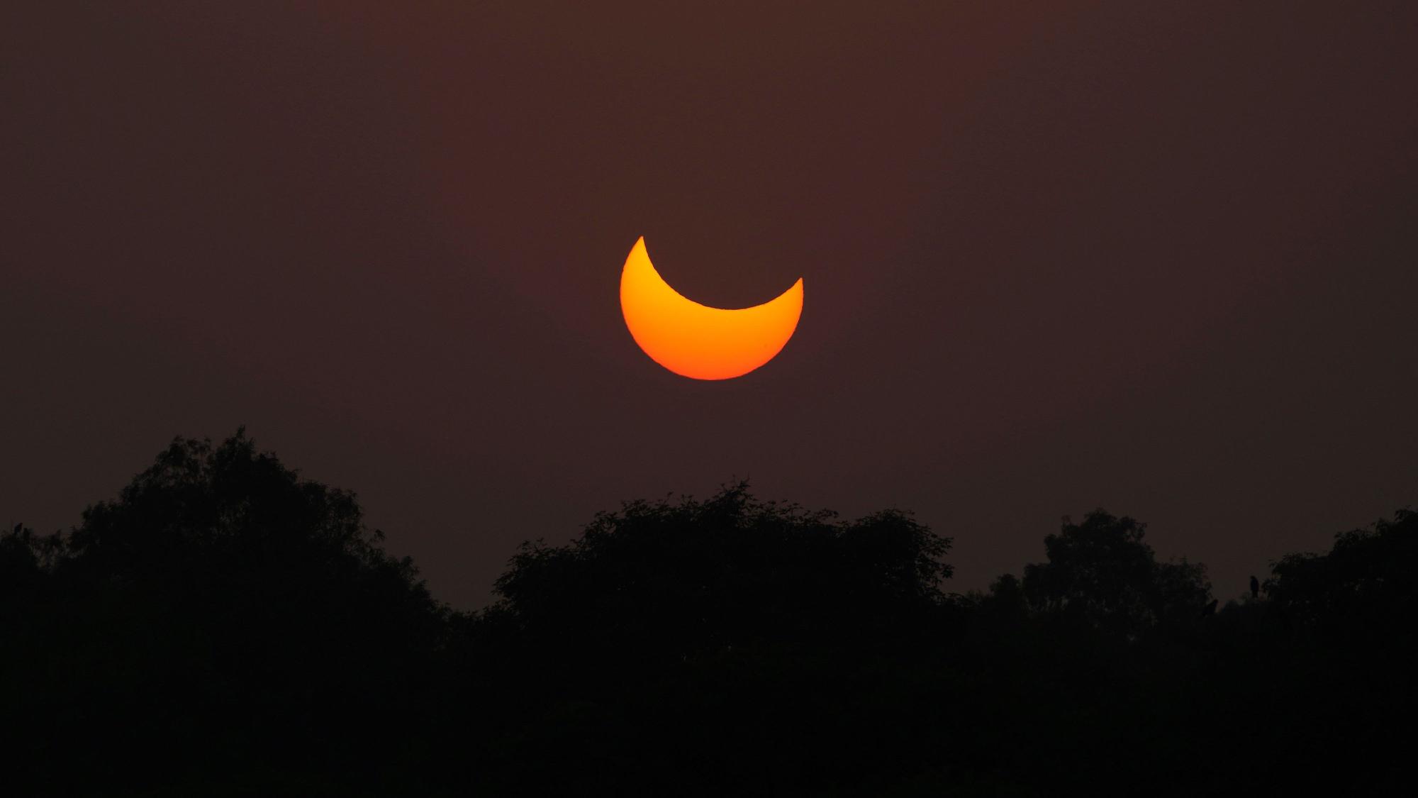 Zu sehen ist der Mond, der sich vor die Sonne schiebt.