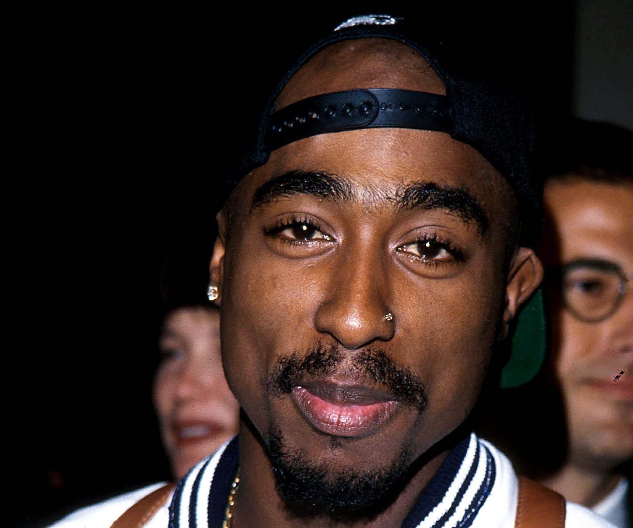 Tupac Shakur posiert.