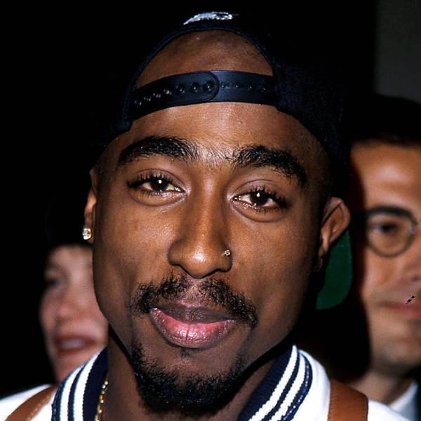 Tupac Shakur posiert.