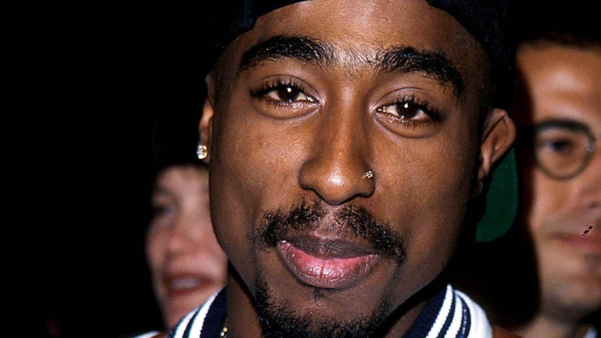 Tupac Shakur posiert.