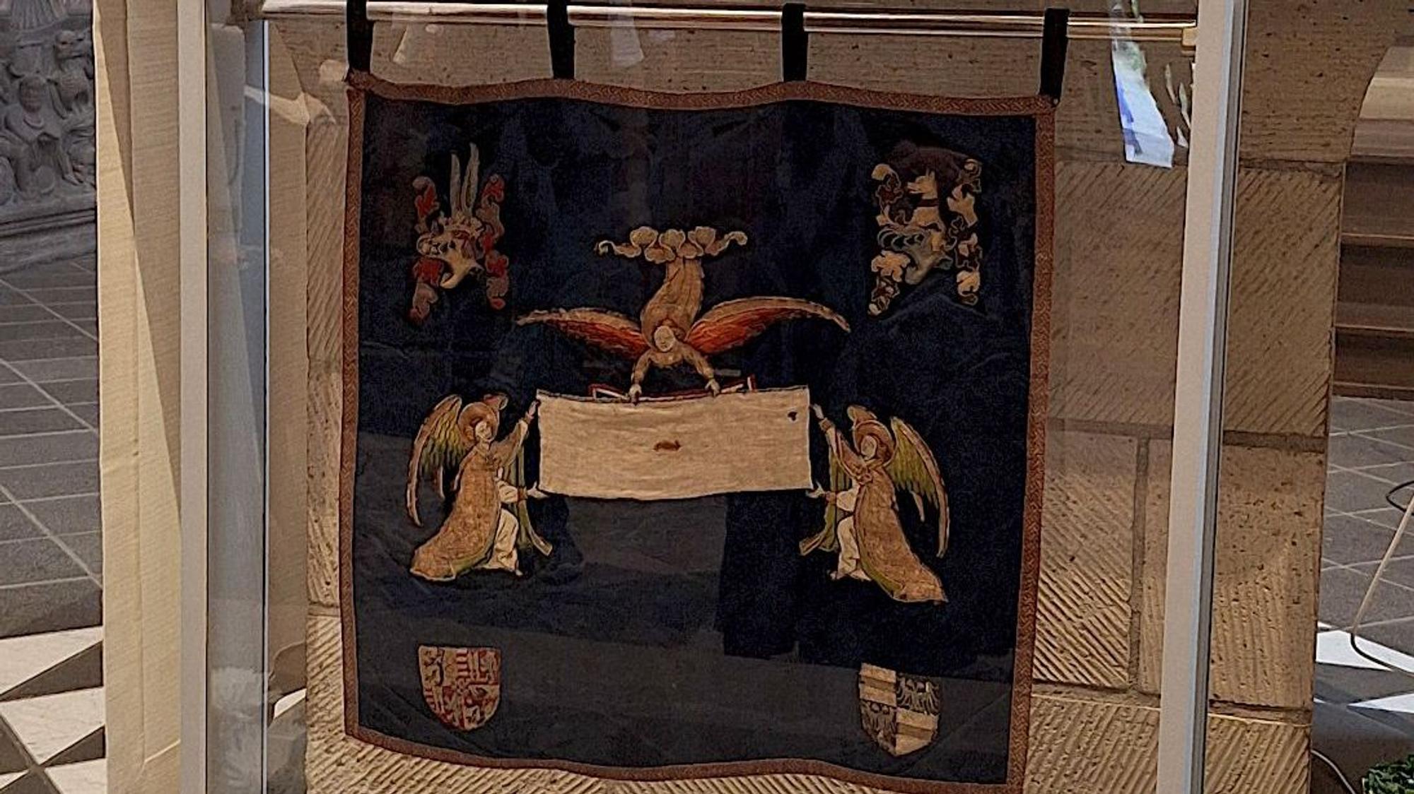 Zu sehen ist ein Teil des Tischtuchs des letzten Abendmahls mit drei Engeln.