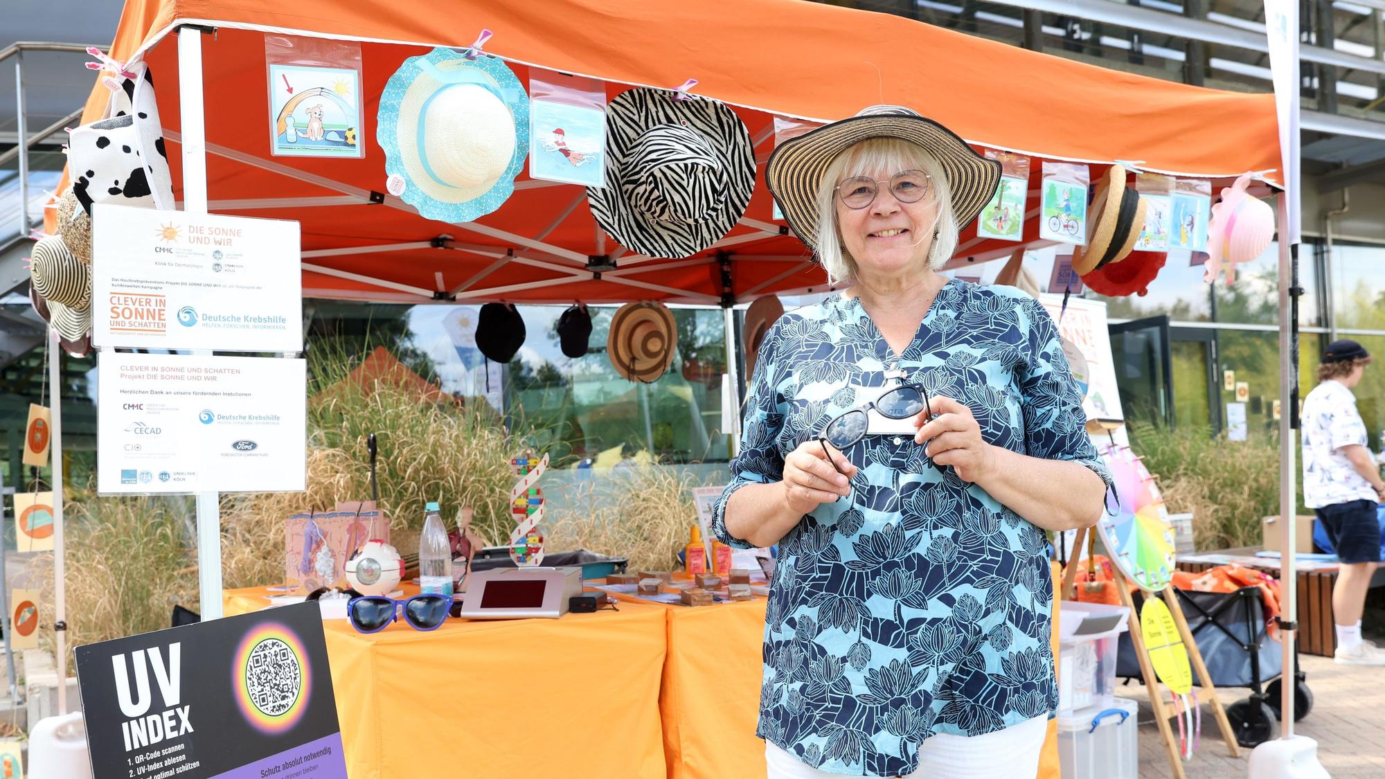 Debora Grosskopf-Kroiher klärt über das Thema Sonnenschutz auf.