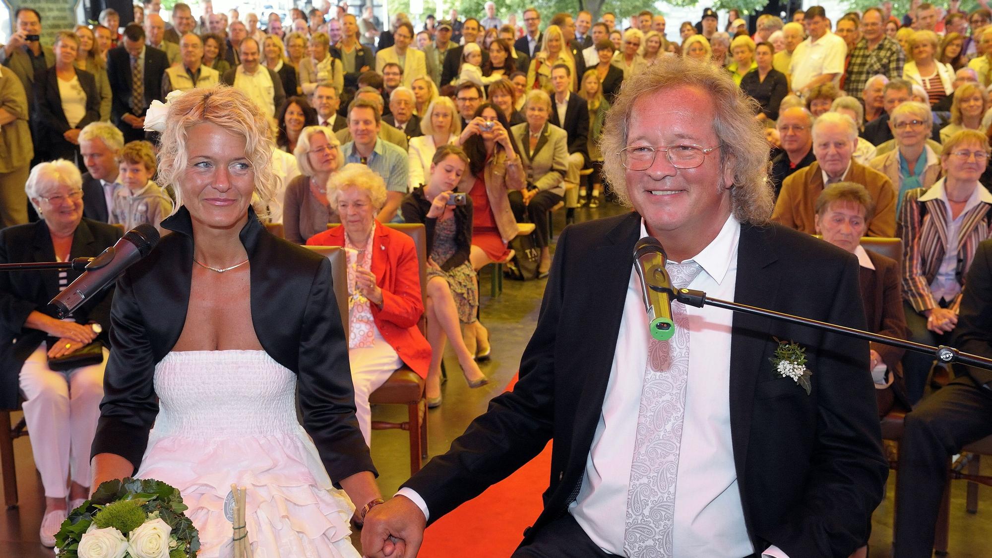 Ute und Burhardt Unrau sitzen bei ihrer Hochzeit vor den Gästen auf dem Autoscooter der Bergisch Gladbacher Kirmes.